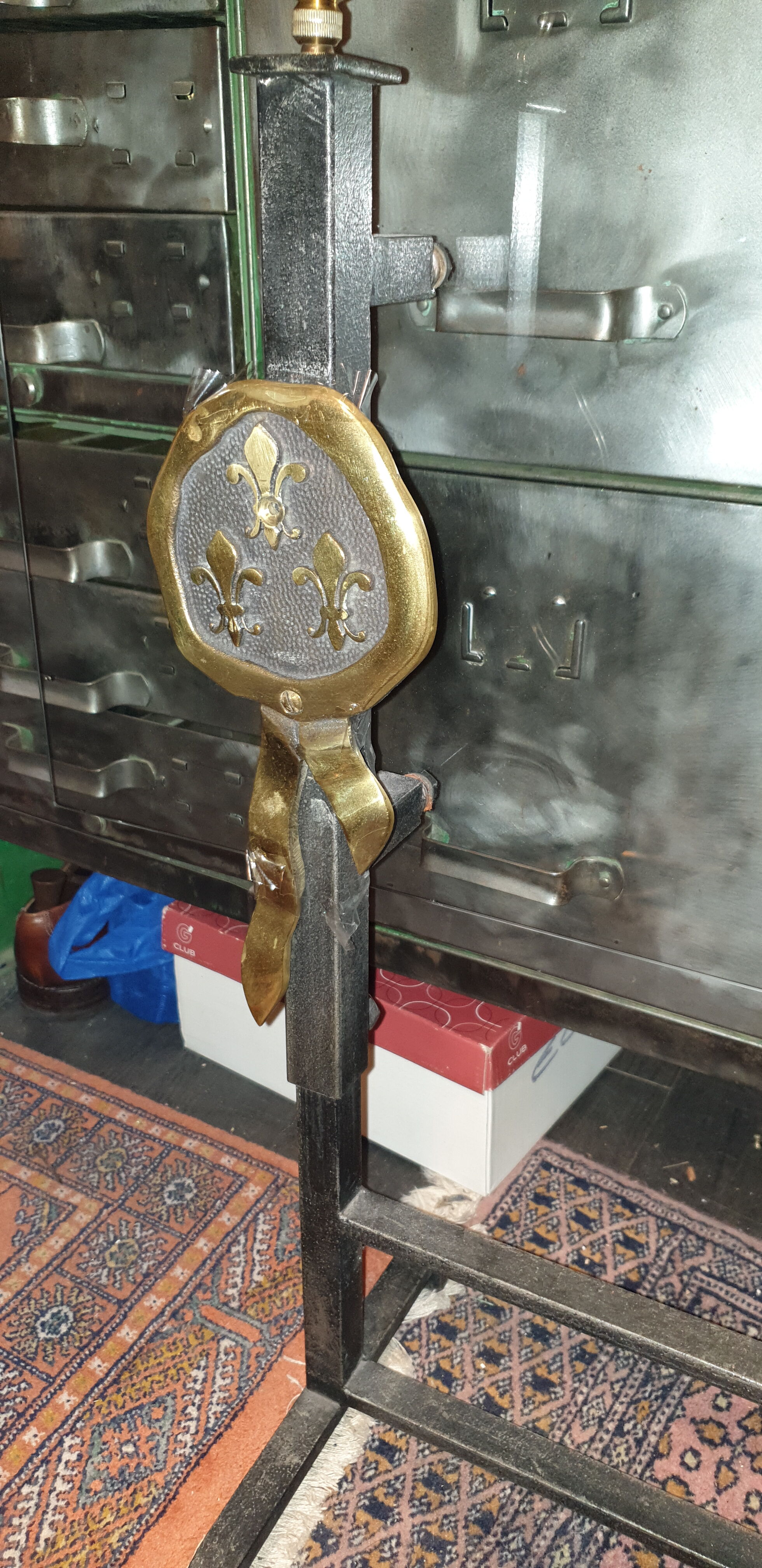 Fire shield bronze fleurs-de-lis