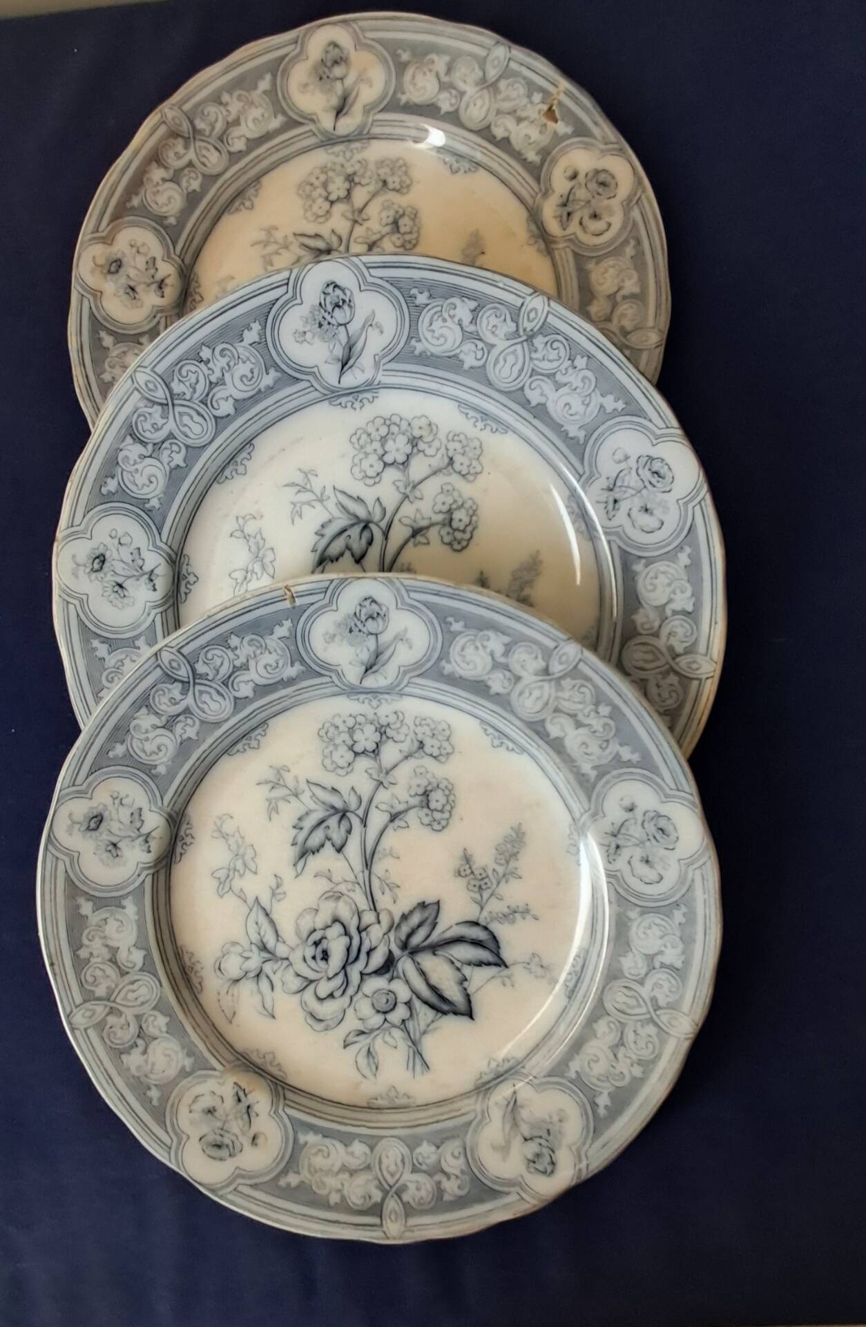 Assiettes en faïence anglaise. 19ème.  Grosvenor China