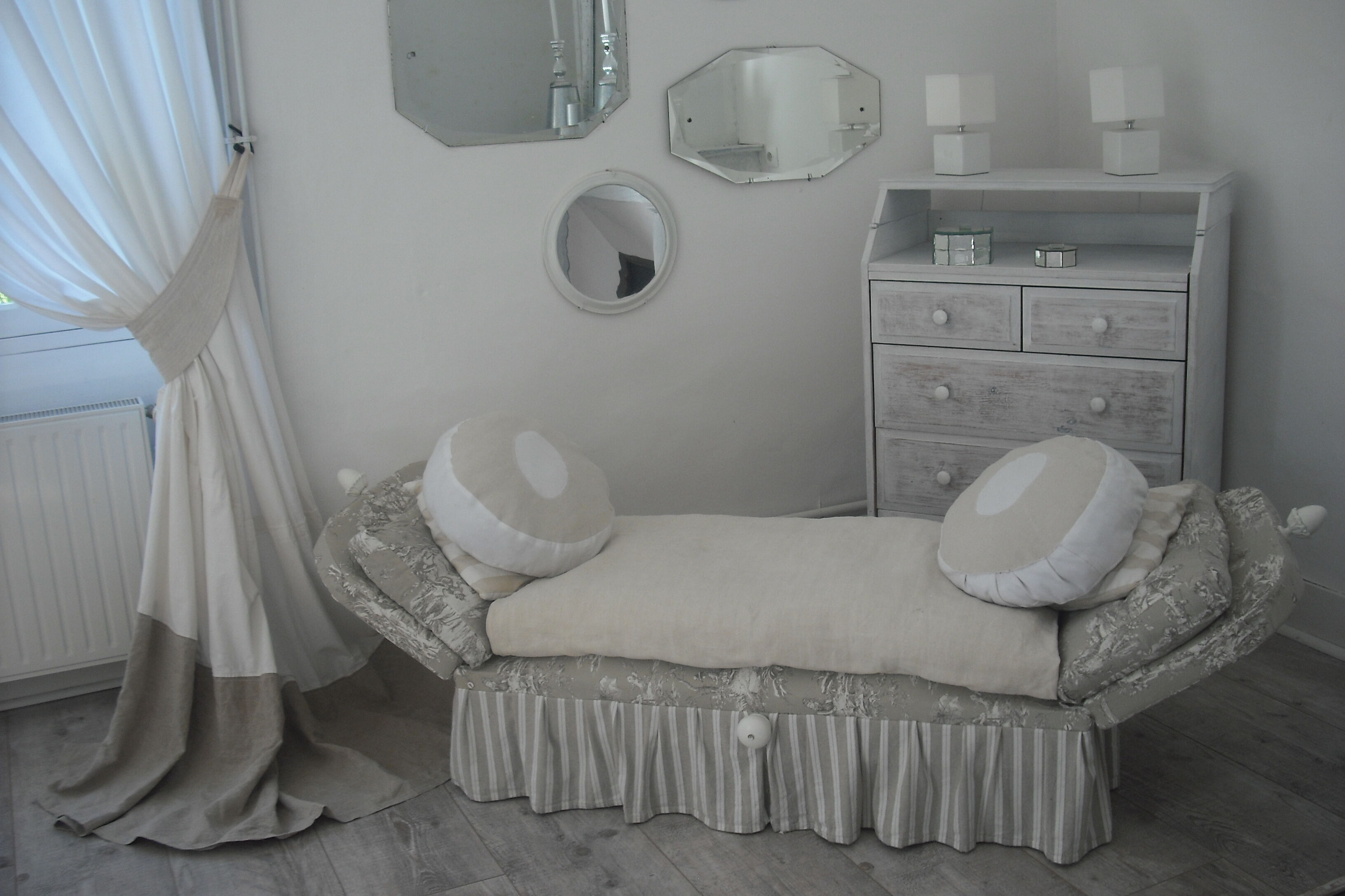 Bench bed on wheels 1 place