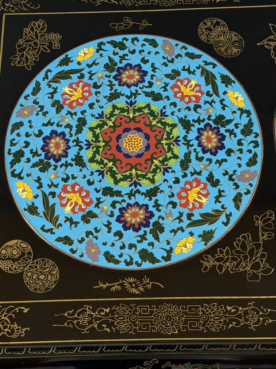 Black lacquered wooden coffee table with cloisonné and polychrome decoration, 20th century.
