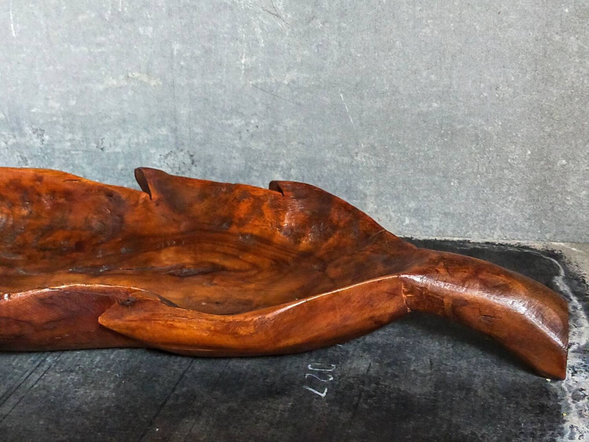 Coupe feuille en bois massif sculptée XXL ancienne
