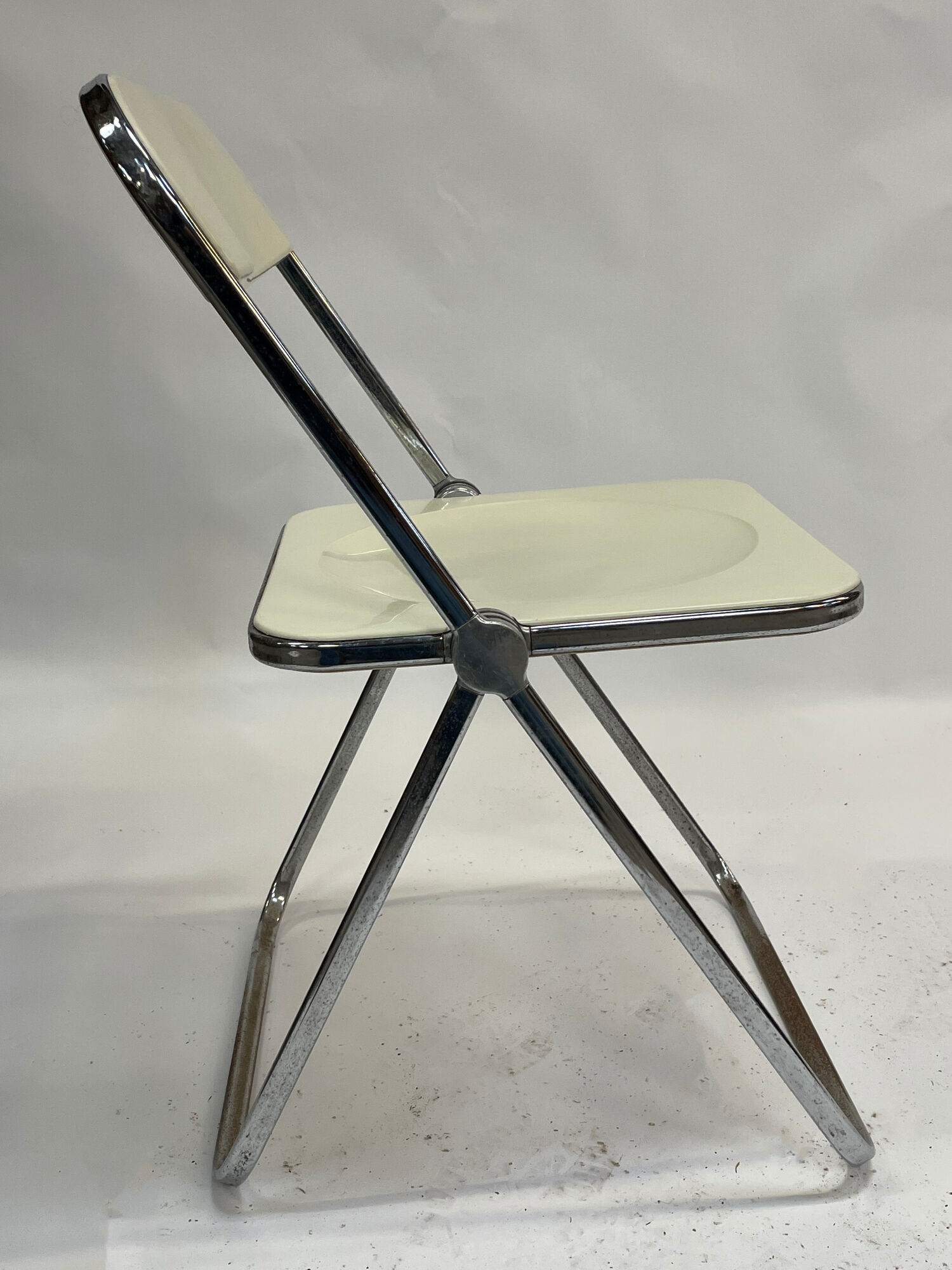 Giancarlo piretti plia lucite folding chair for castelli in white creme