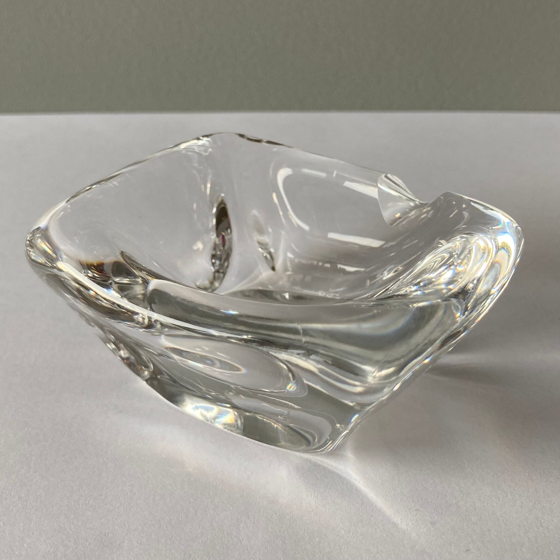 Individual ashtray in colorless crystal signed daum france followed by a cross of lorraine
