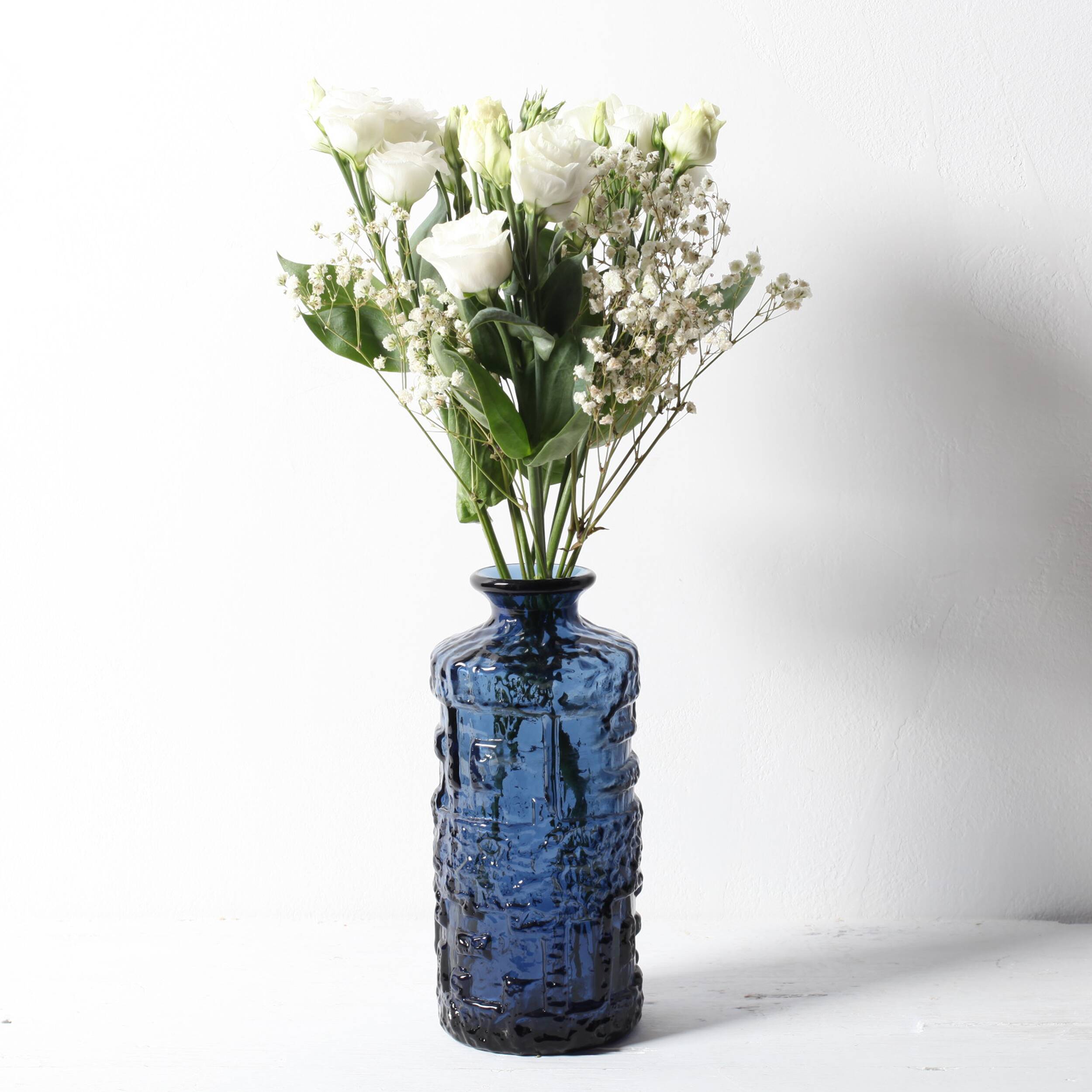 Vase en verre bleu cobalt : design suédois moderne du milieu du siècle / années 1970