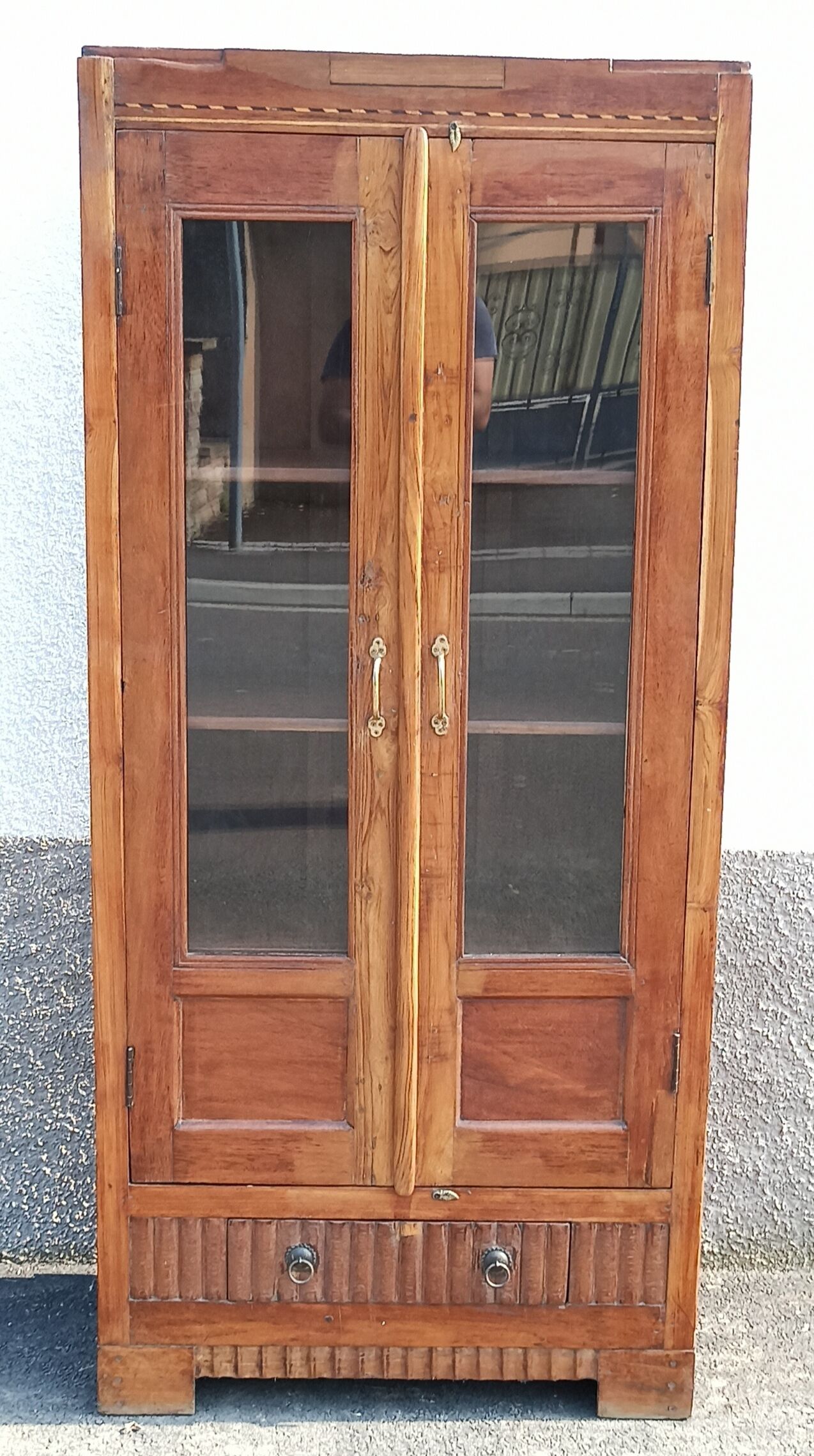 Armoire vitrée en teck deux portes et un tiroir