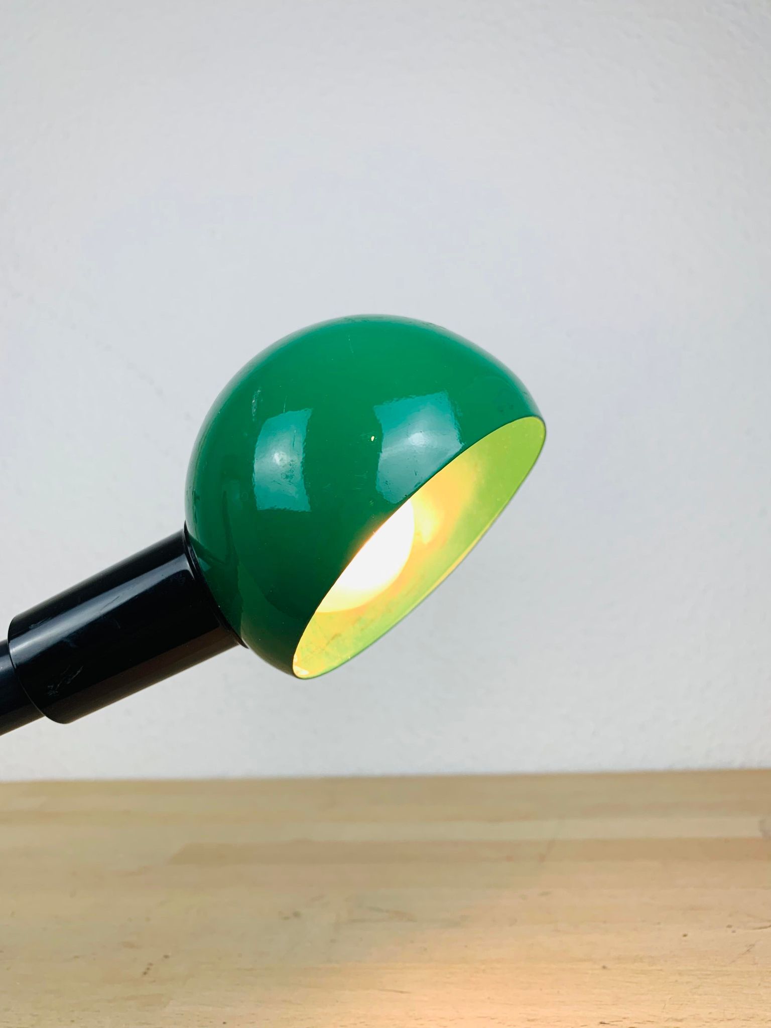 Snake lamp fixing vice 80s green