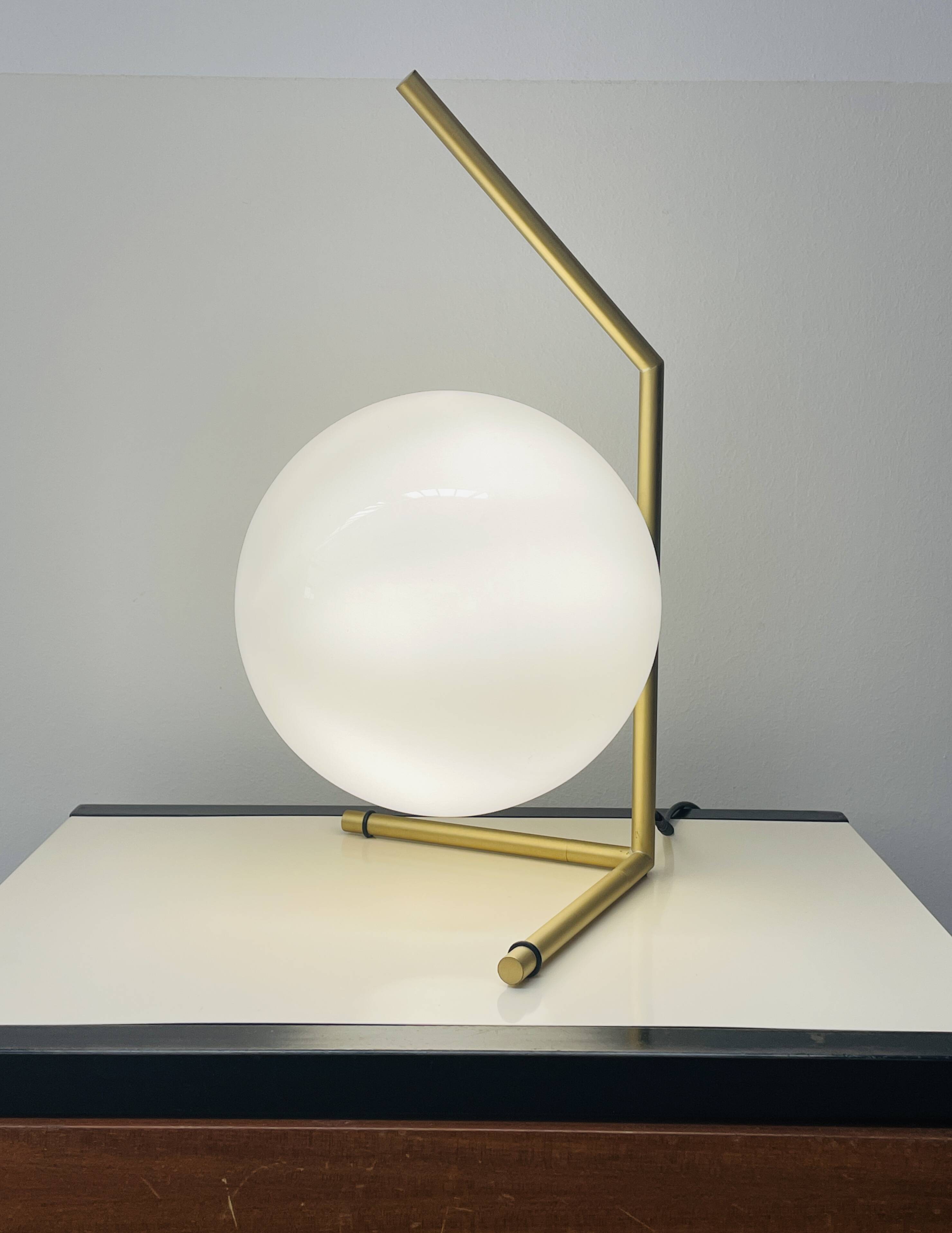 Lampe IC Lights T1 High éditée par Flos, design Michael Anastassiades