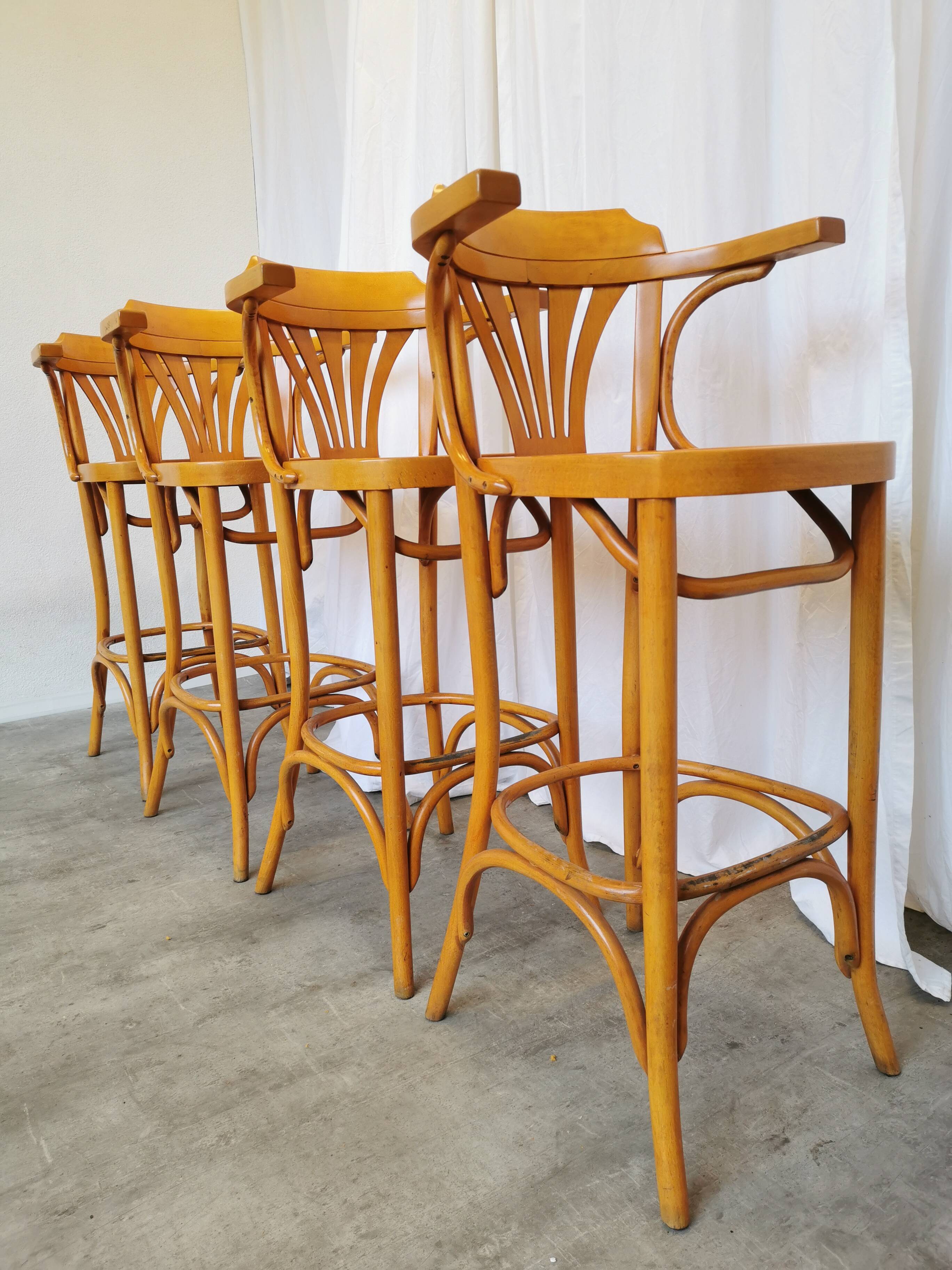 Ensemble de 4 chaises hautes de bar vintage en bois courbé avec accoudoirs / Couleur bois naturel