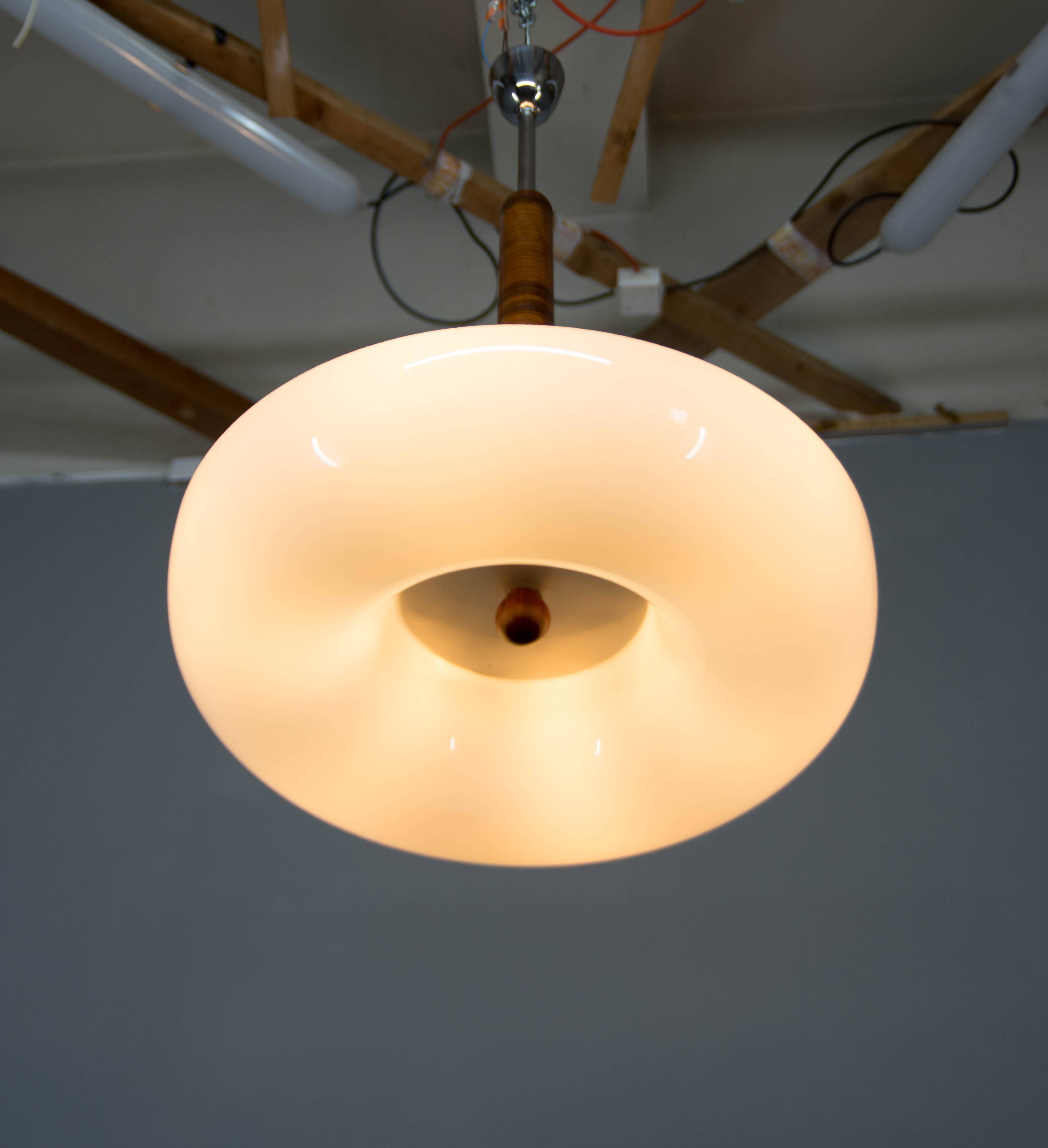Lustre fonctionnaliste rare fabriqué par UP Zavody dans les années 1930