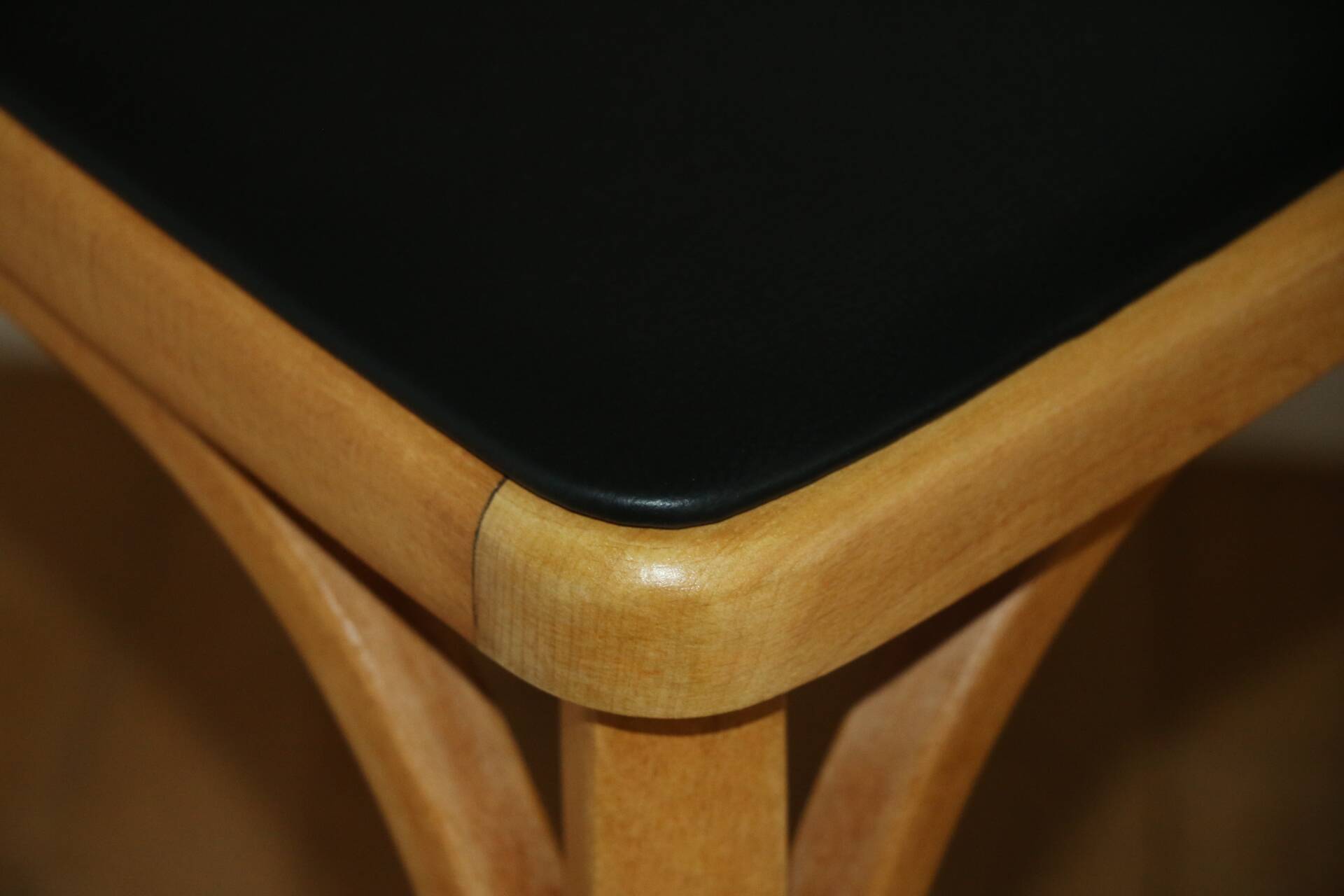 2 chaises Baumann N°19 hêtre clair skai noir