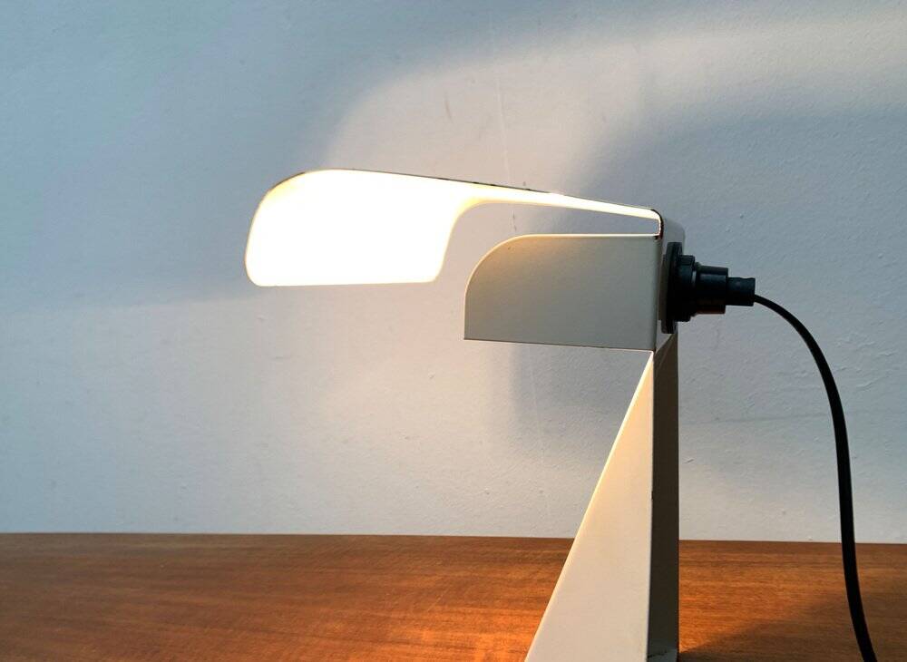 Lampe de table minimaliste en tole de l'ère spatiale italienne des années 60 par G. Grego.