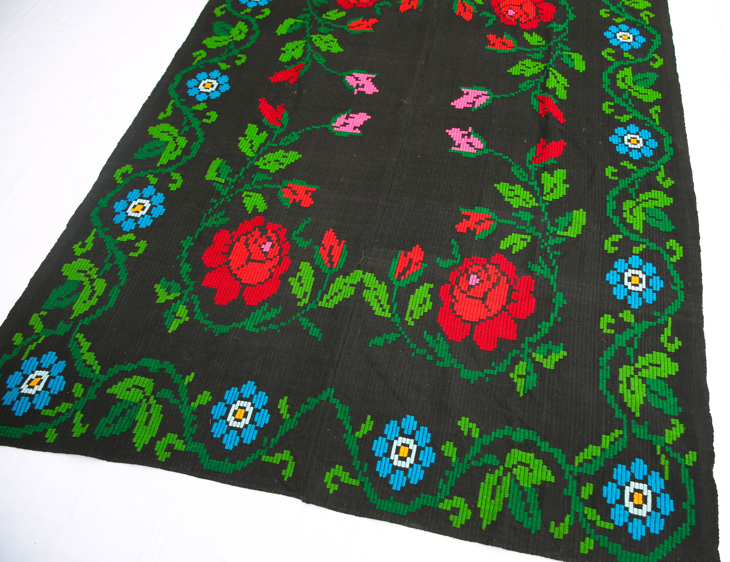 Traditional and ancient romanian rug with bohemian floral motifs 155x215cm