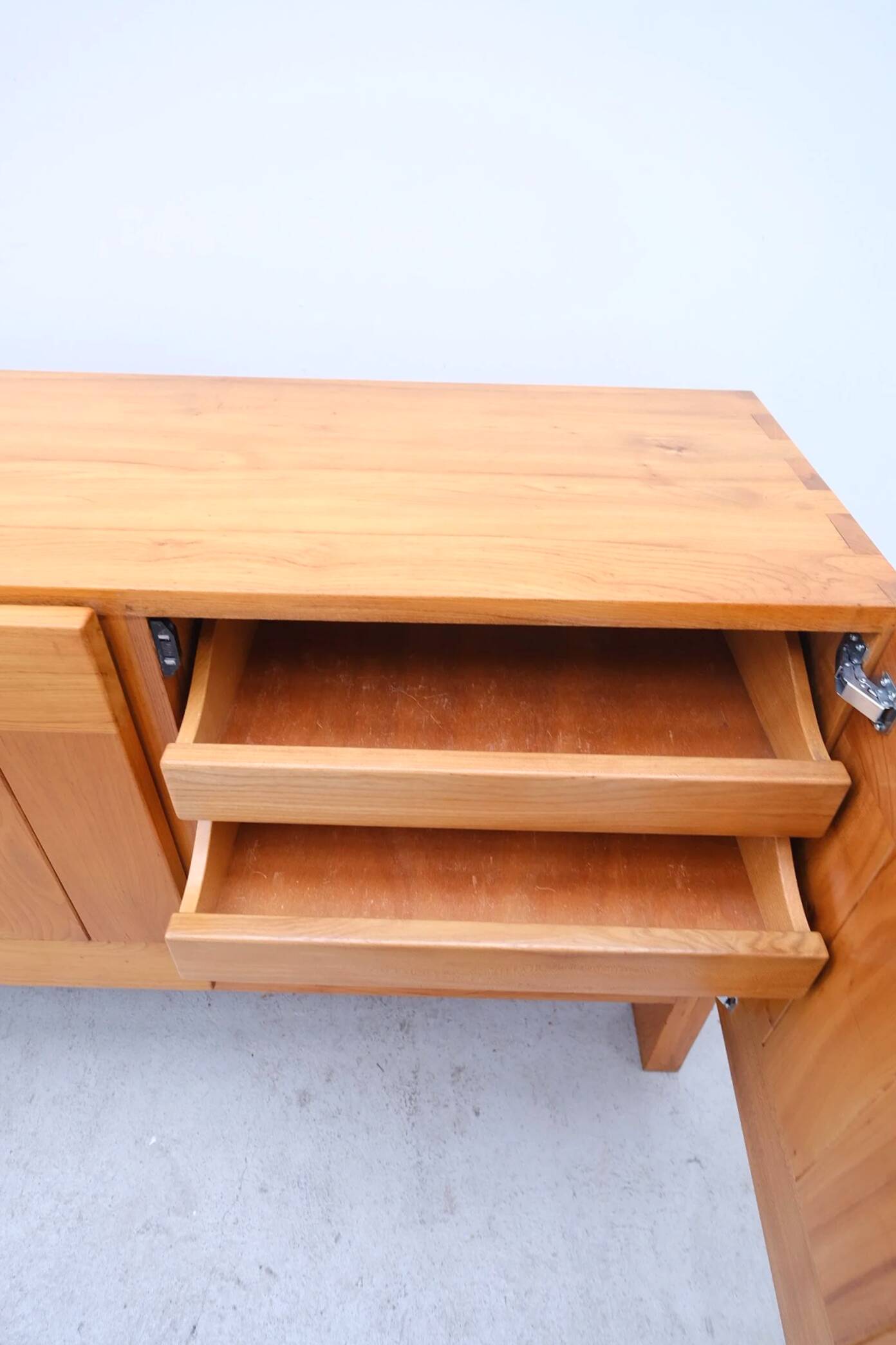 Enfilade Maison Regain en orme massif, France 1970