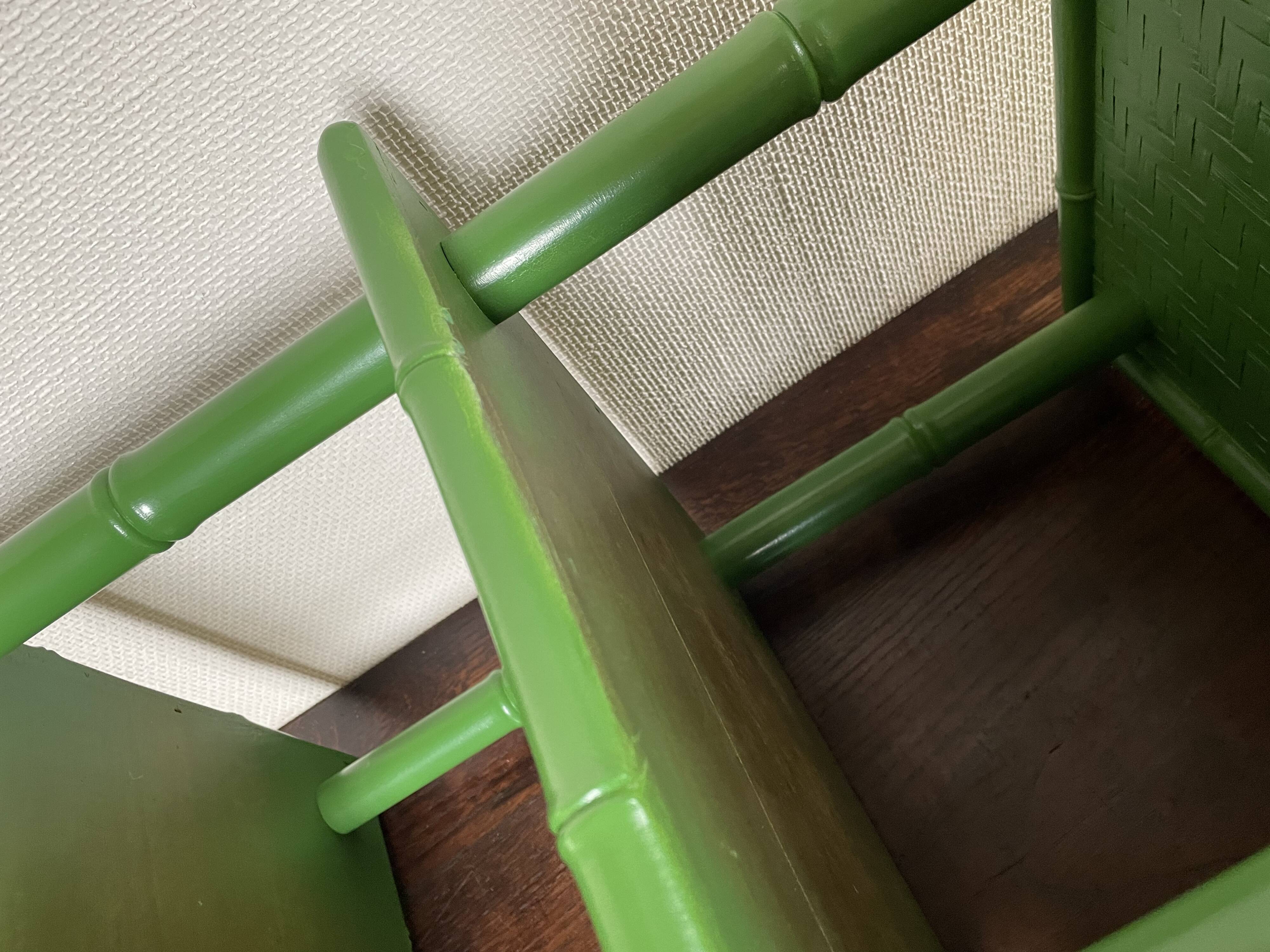 Table with 3 wood and bamboo trays
