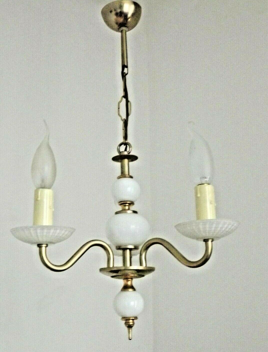 Chandelier vintage en métal doré et verre balnc