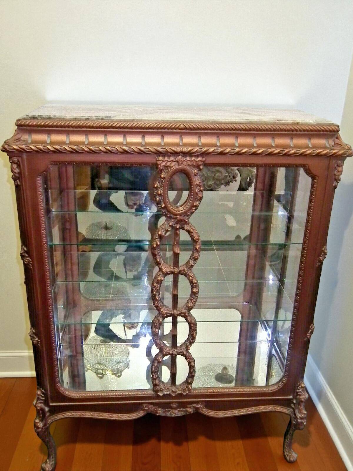 A Louis XV style display cabinet with three beechwood shelves and a white marble top.