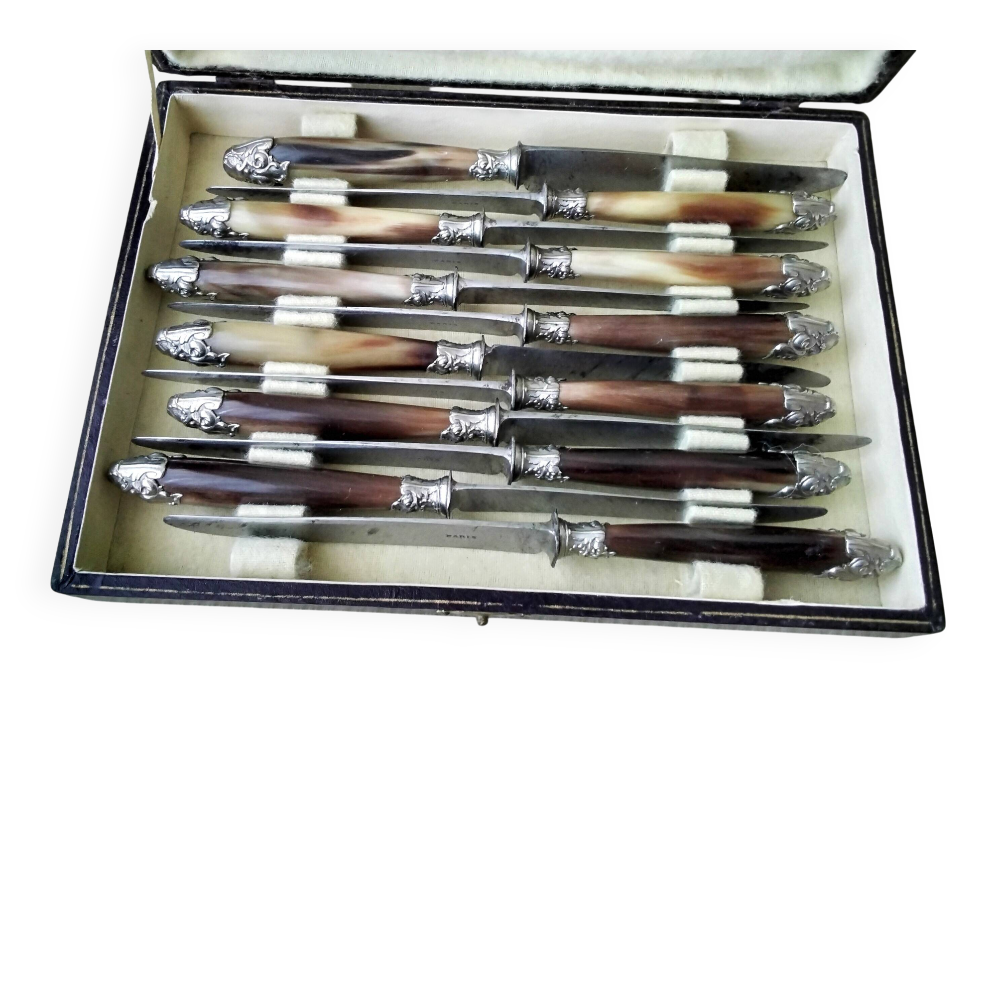 Box of 12 antique cheese or dessert knives. Steel and bovine horn.