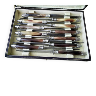 Box of 12 antique cheese or dessert knives. Steel and bovine horn.