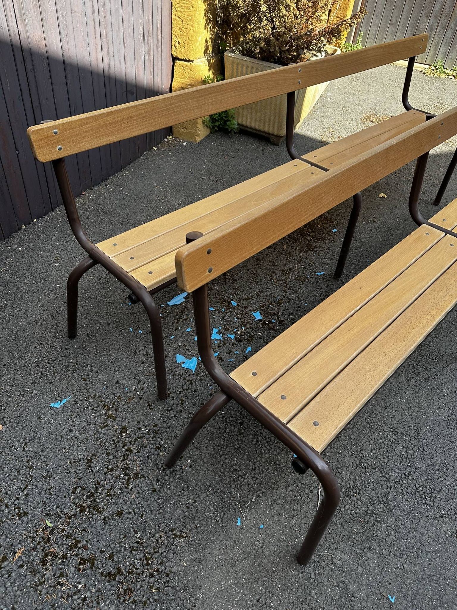 Paire de bancs d'école