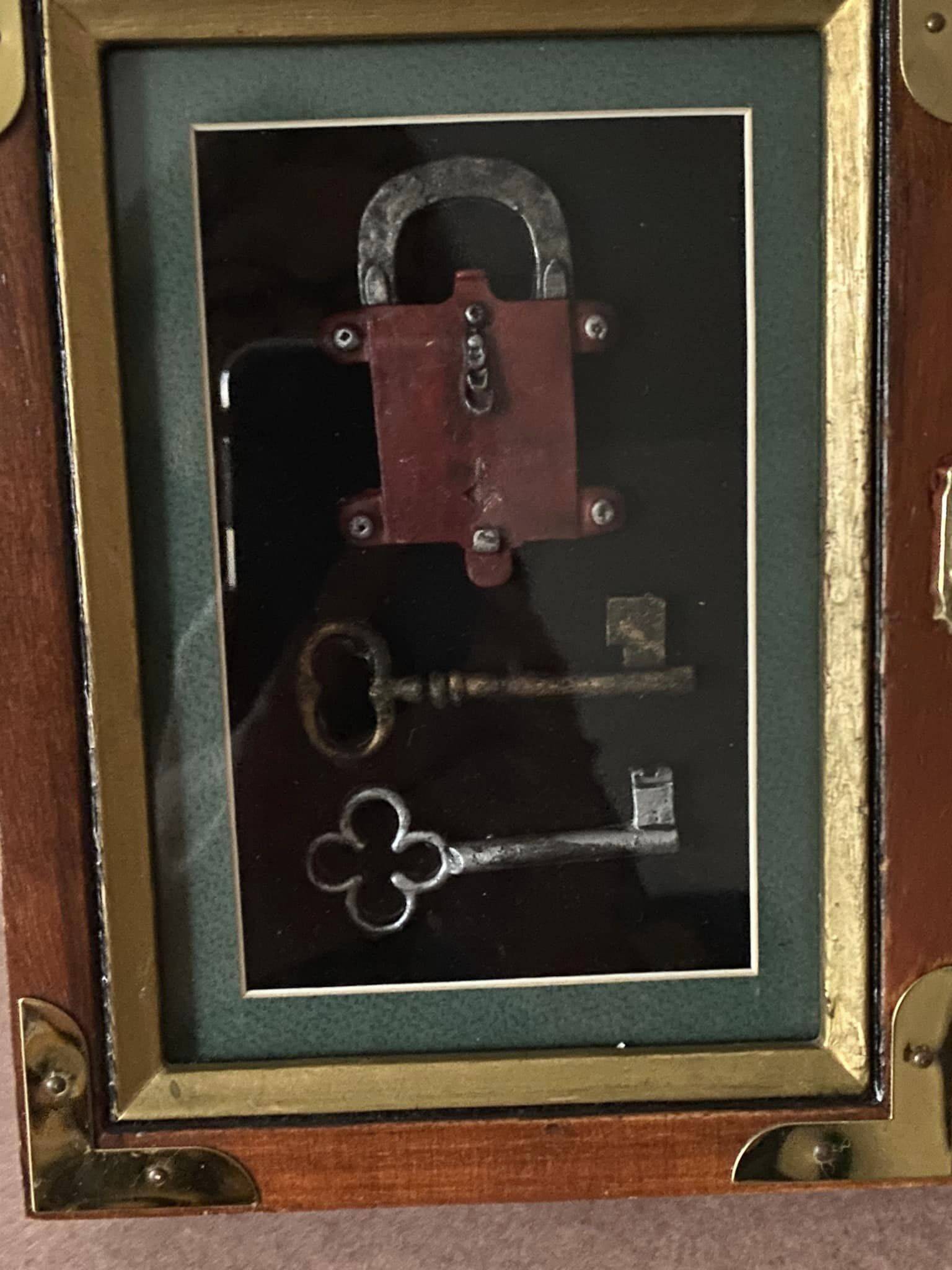 Boîte à clés vintage avec décors de cadenas et clés. En bois, laiton et verre.