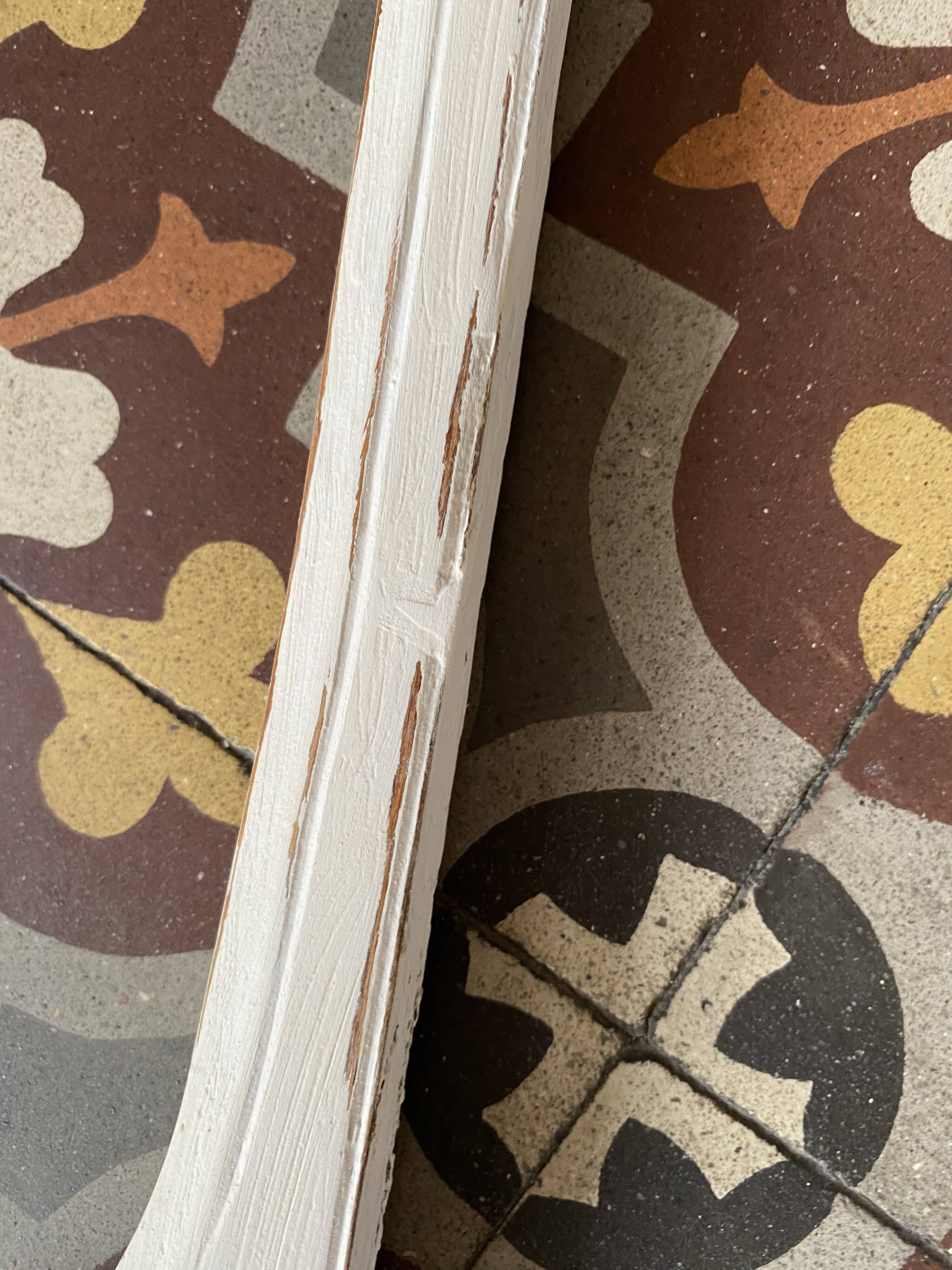 Fronton en bois patiné blanc.