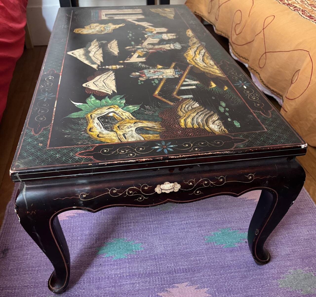 Chinese black lacquer coffee table with figurative decoration – Coromandel style – 20th century.