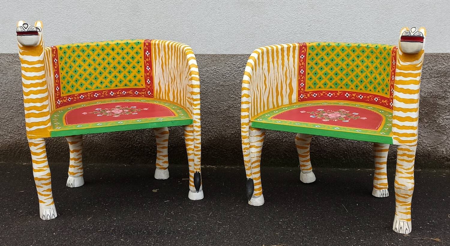 Paire de fauteuils en bois apparence "tigre"