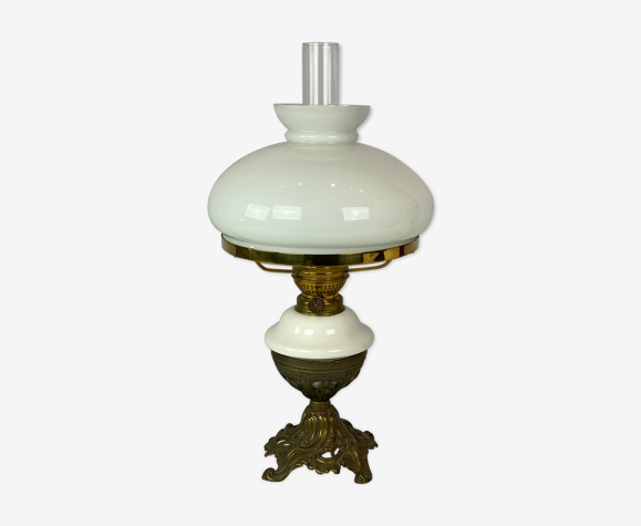 Lampe à pétrole en laiton patiné avec abat-jour de verre opalin blanc, 1860  | Selency