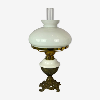 Lampe à pétrole en laiton patiné avec abat-jour de verre opalin blanc, 1860