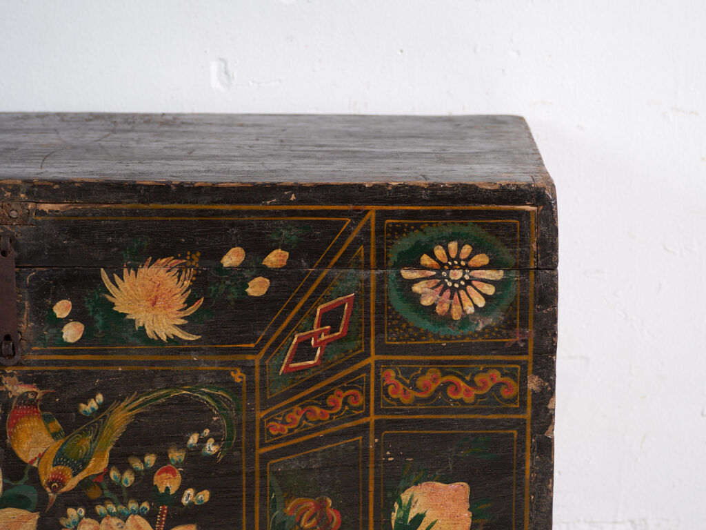 Antique chest painted in pine wood – China, around 1900
