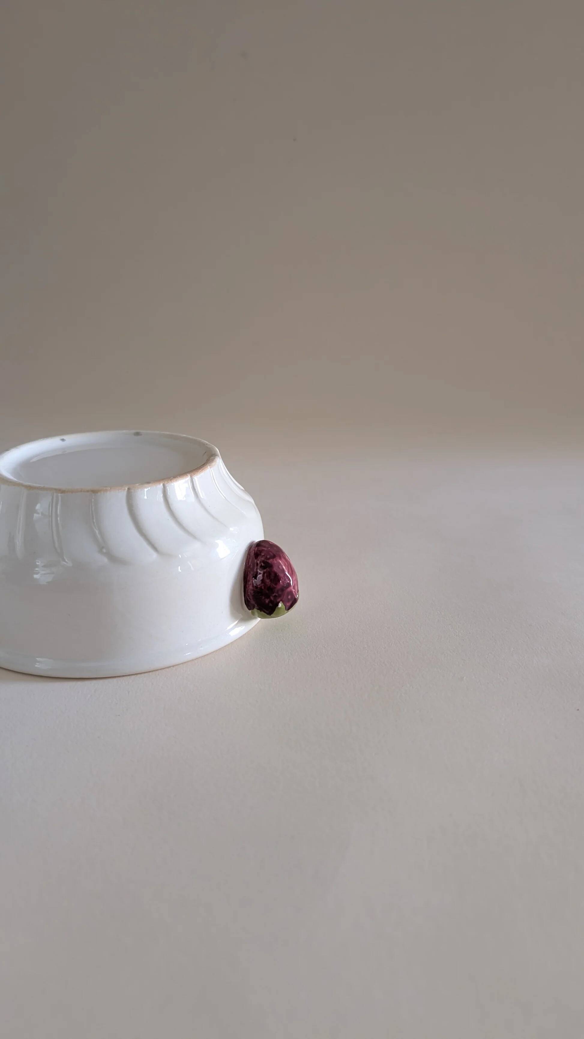 Set of 4 ceramic bowls with strawberry-shaped handles