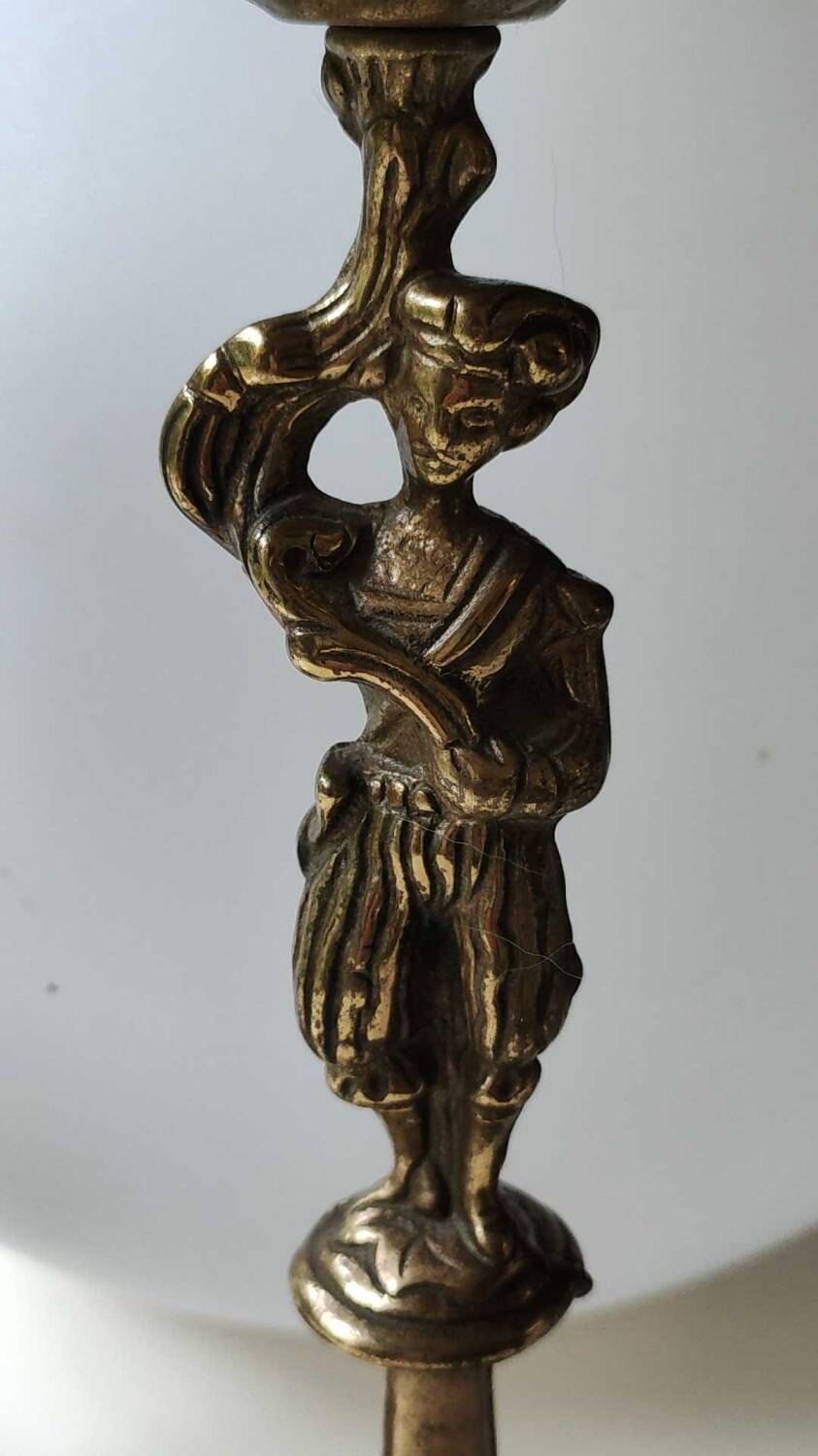 Pair of anthropomorphic candlesticks/Servants of the king holding the flame. In gilded bronze