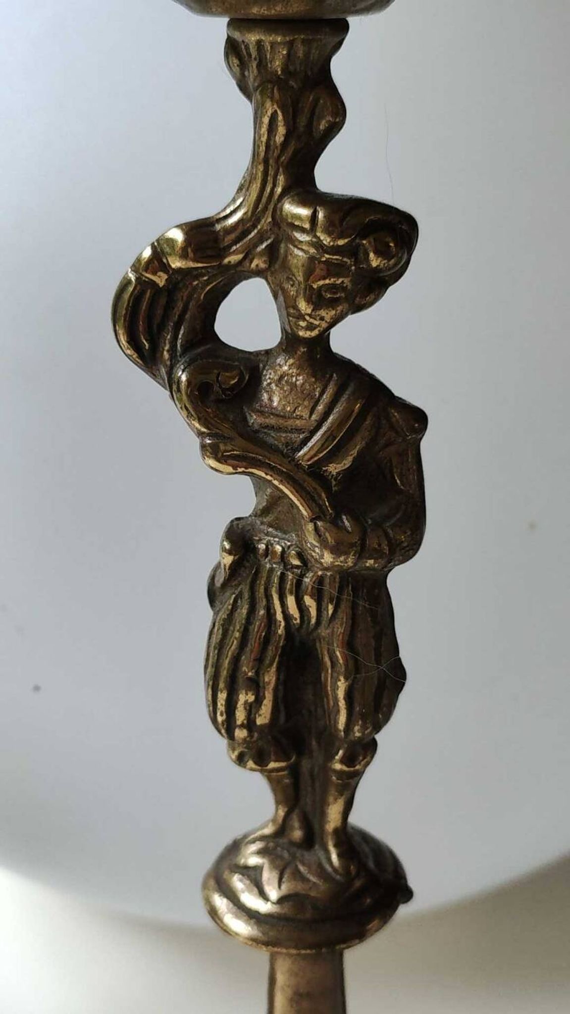 Pair of anthropomorphic candlesticks/Servants of the king holding the flame. In gilded bronze