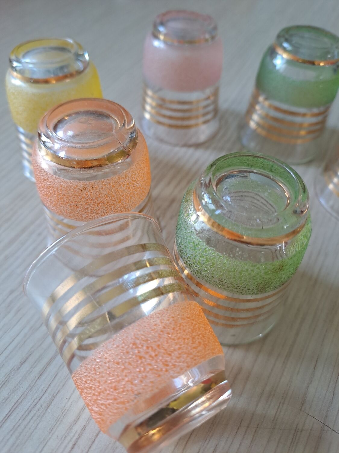 Suite de 8 verres granité