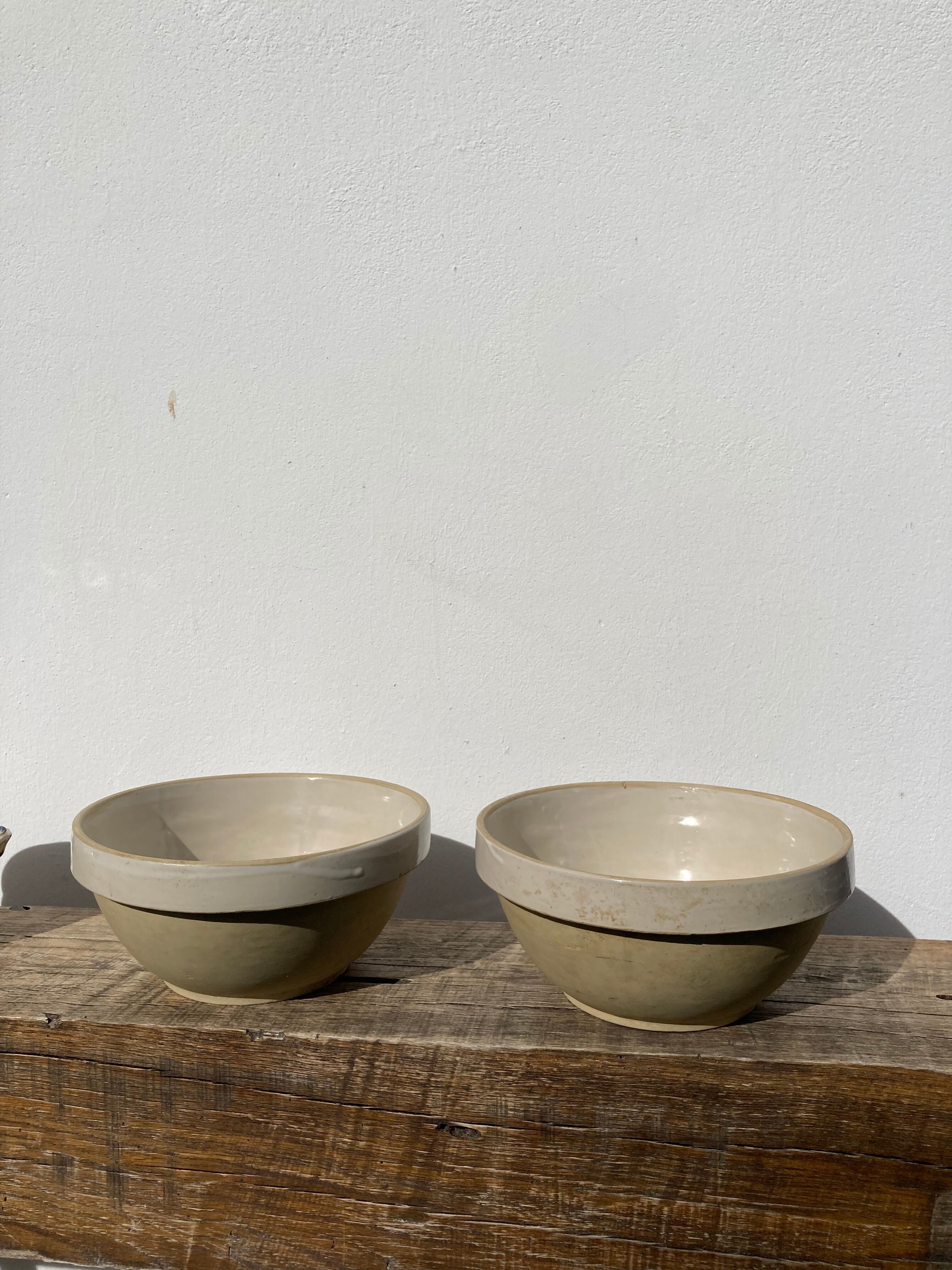 Duo of large salad bowl in beige and white vintage countryside