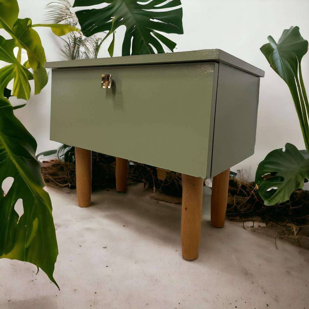Vintage bedside table / mini cabinet
