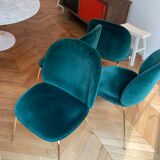 Chaise beetle Gubi velours vert piétement laiton