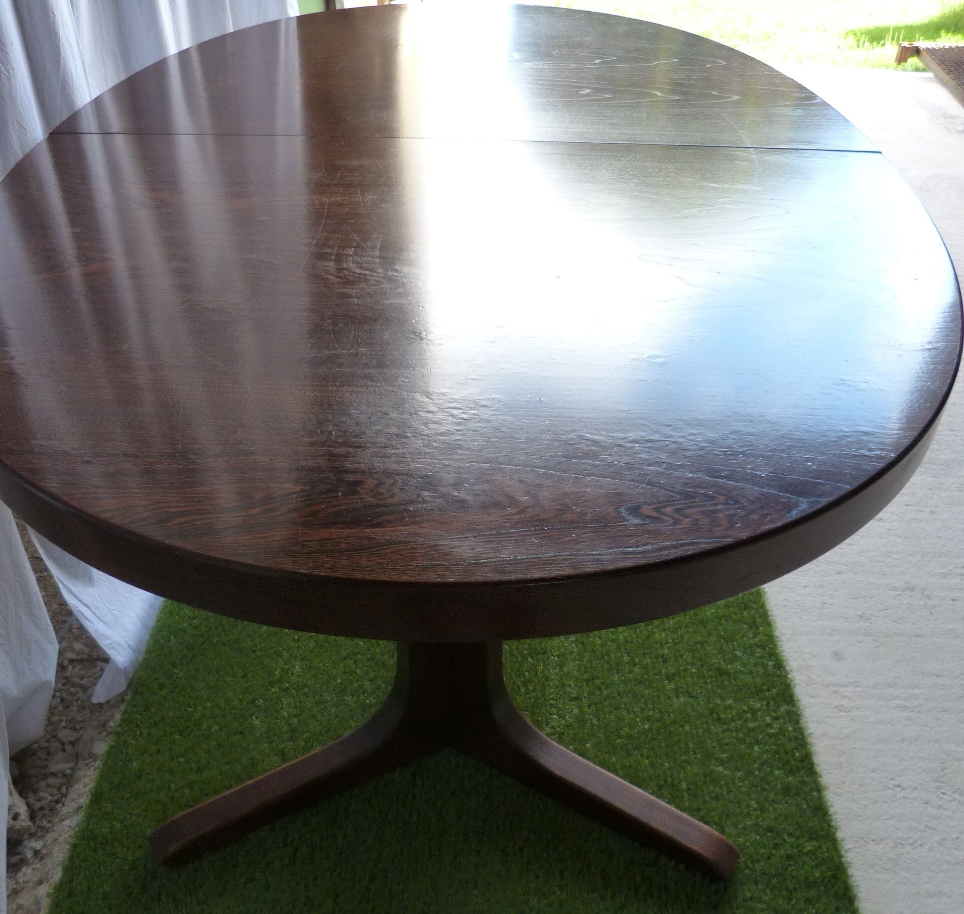 Extendable oval table