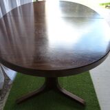 Extendable oval table