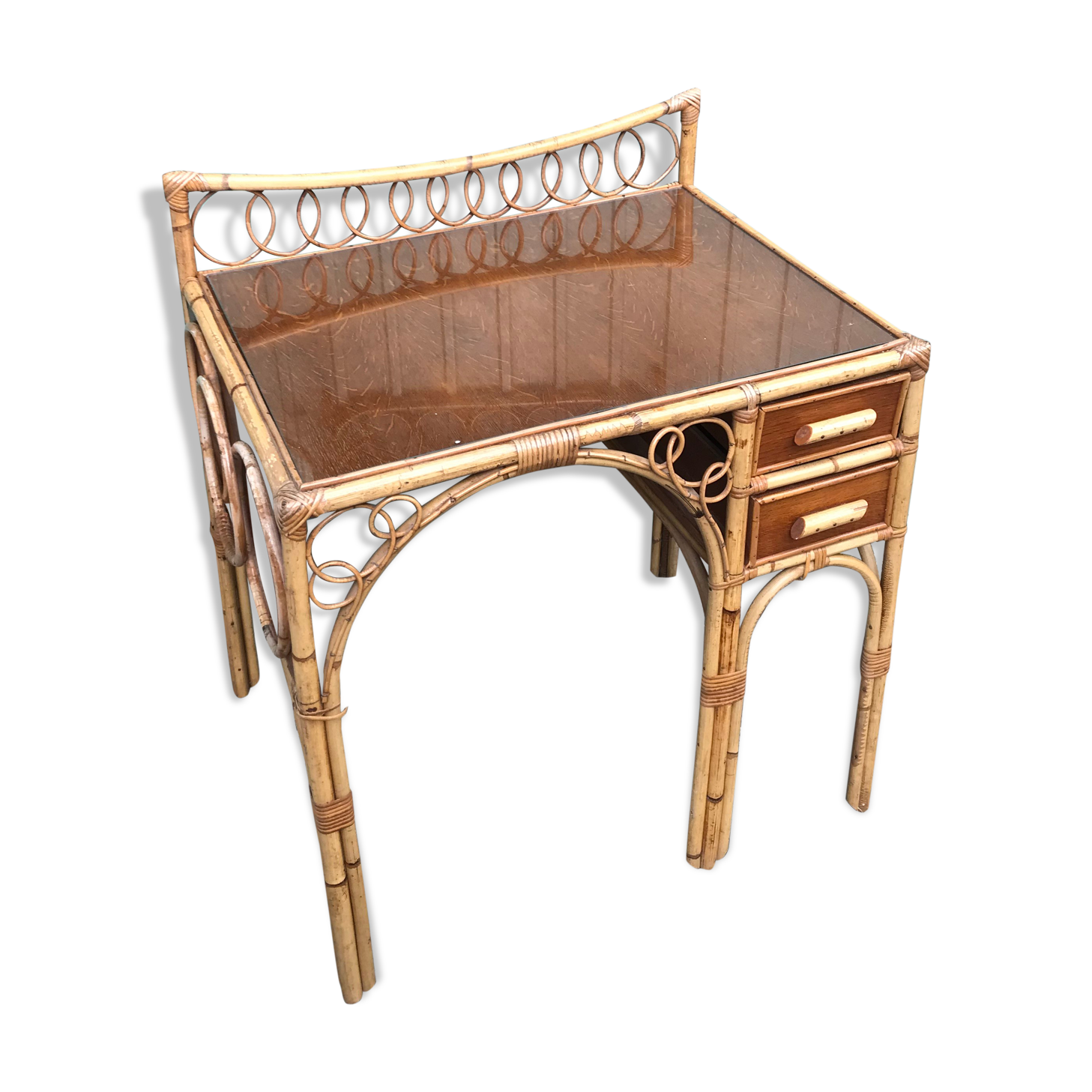 Ancien bureau en rotin à 2 tiroirs & plateau verre + étagère + 2 appliques vintage