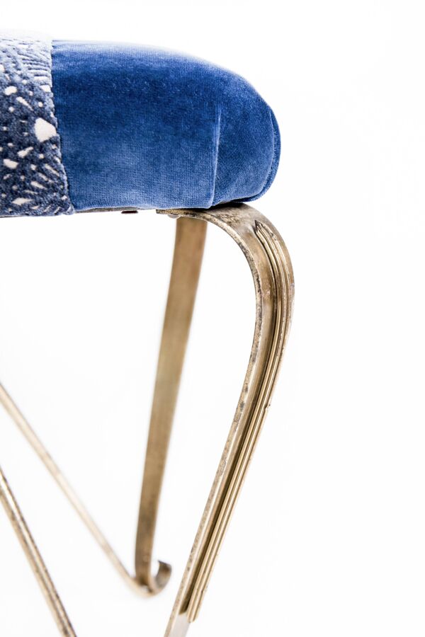 Paire de repose pieds vintage en laiton et velours bleu