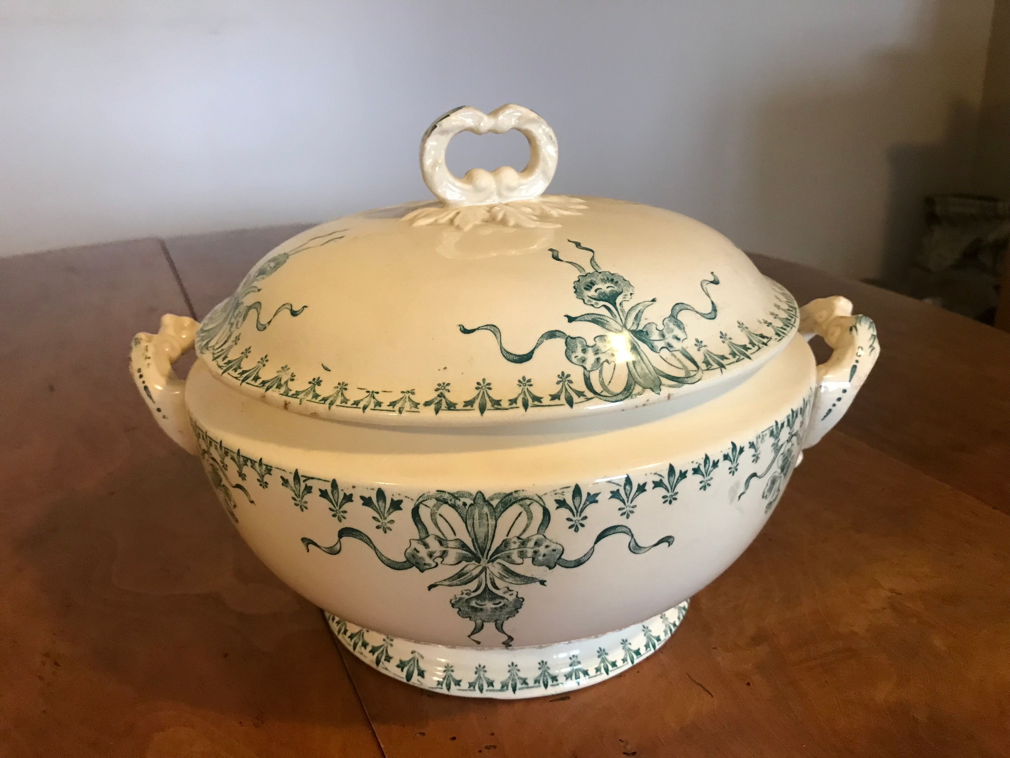 Soup-tureen in opaque porcelain from gien "venice"