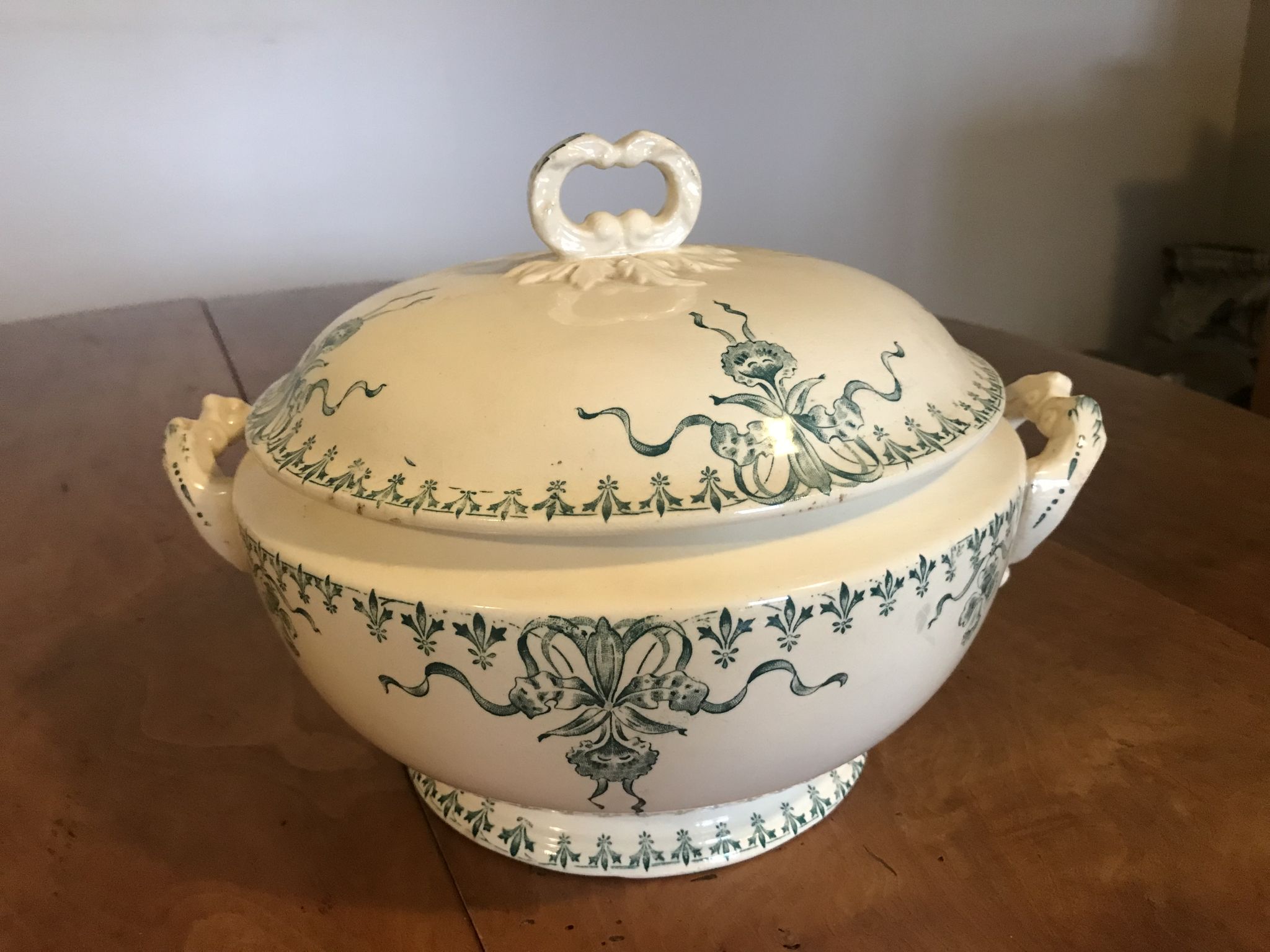 Soup-tureen in opaque porcelain from gien "venice"