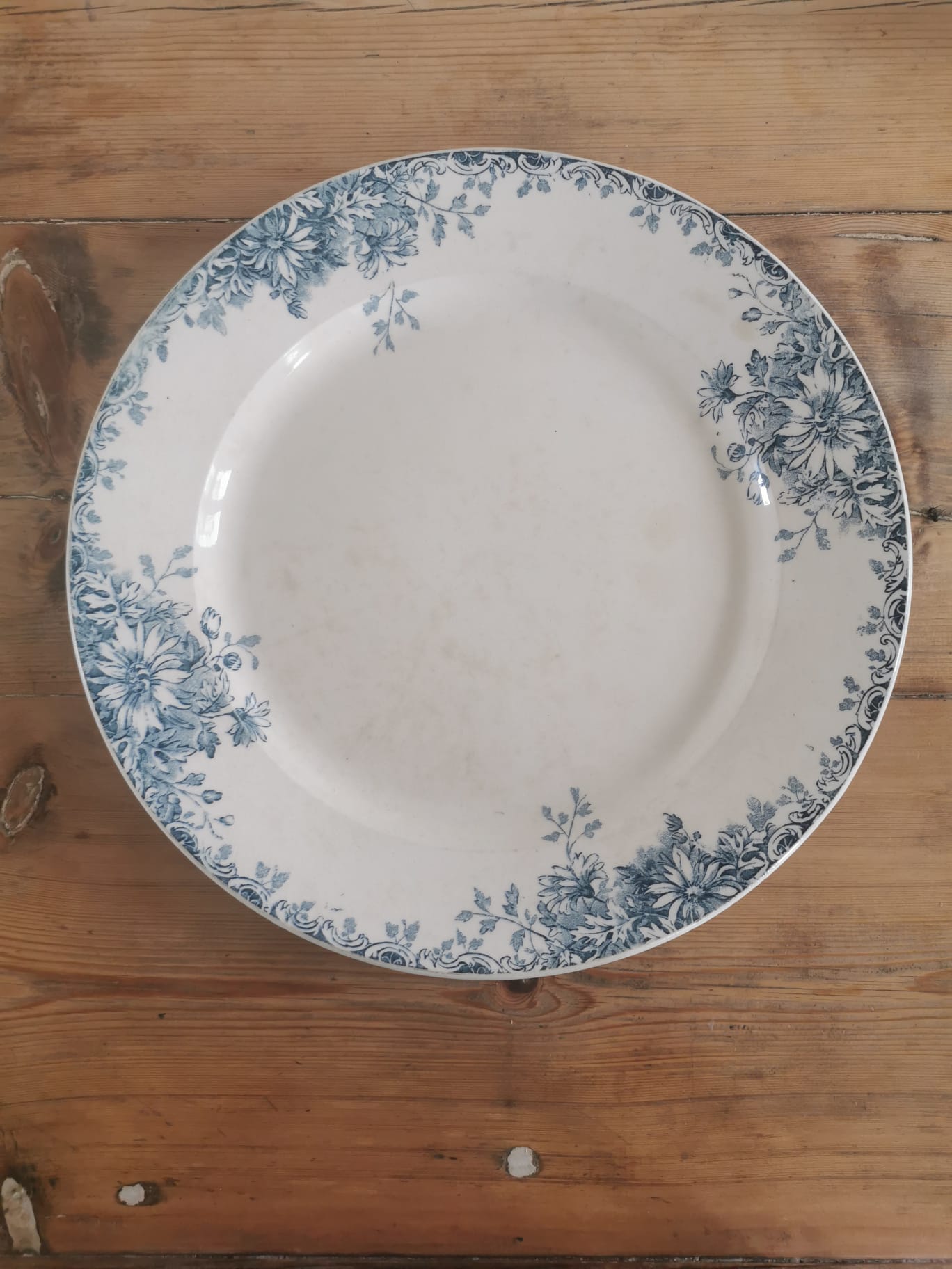 Round serving dish in iron earth