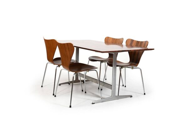 Table Shaker et chaises Série 7 d'Arne Jacobsen, années 1960