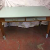 Table for 4 to 6 people with a very sixties look