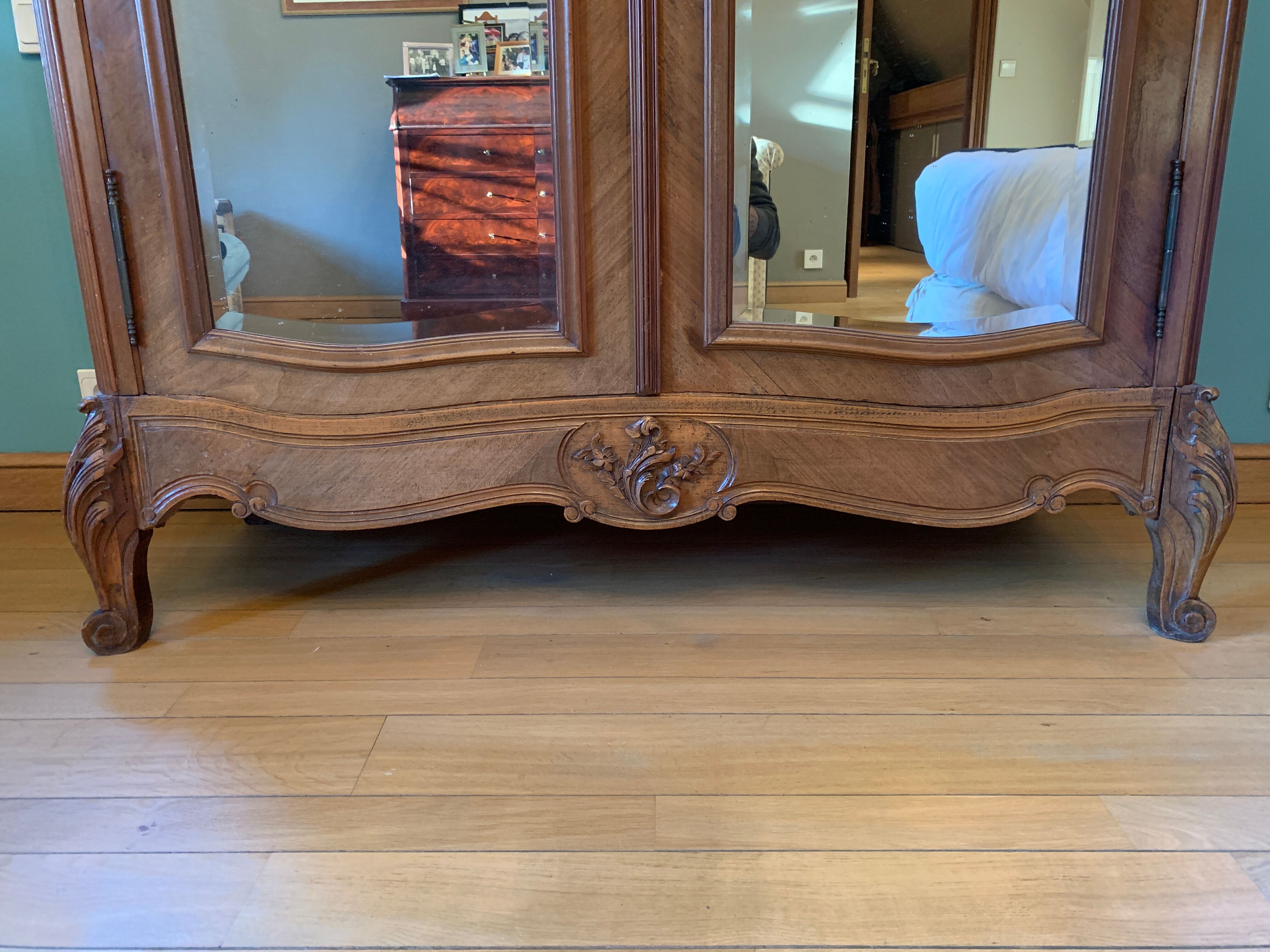Louis XV Rocaille cabinet in walnut with bevelled mirrors