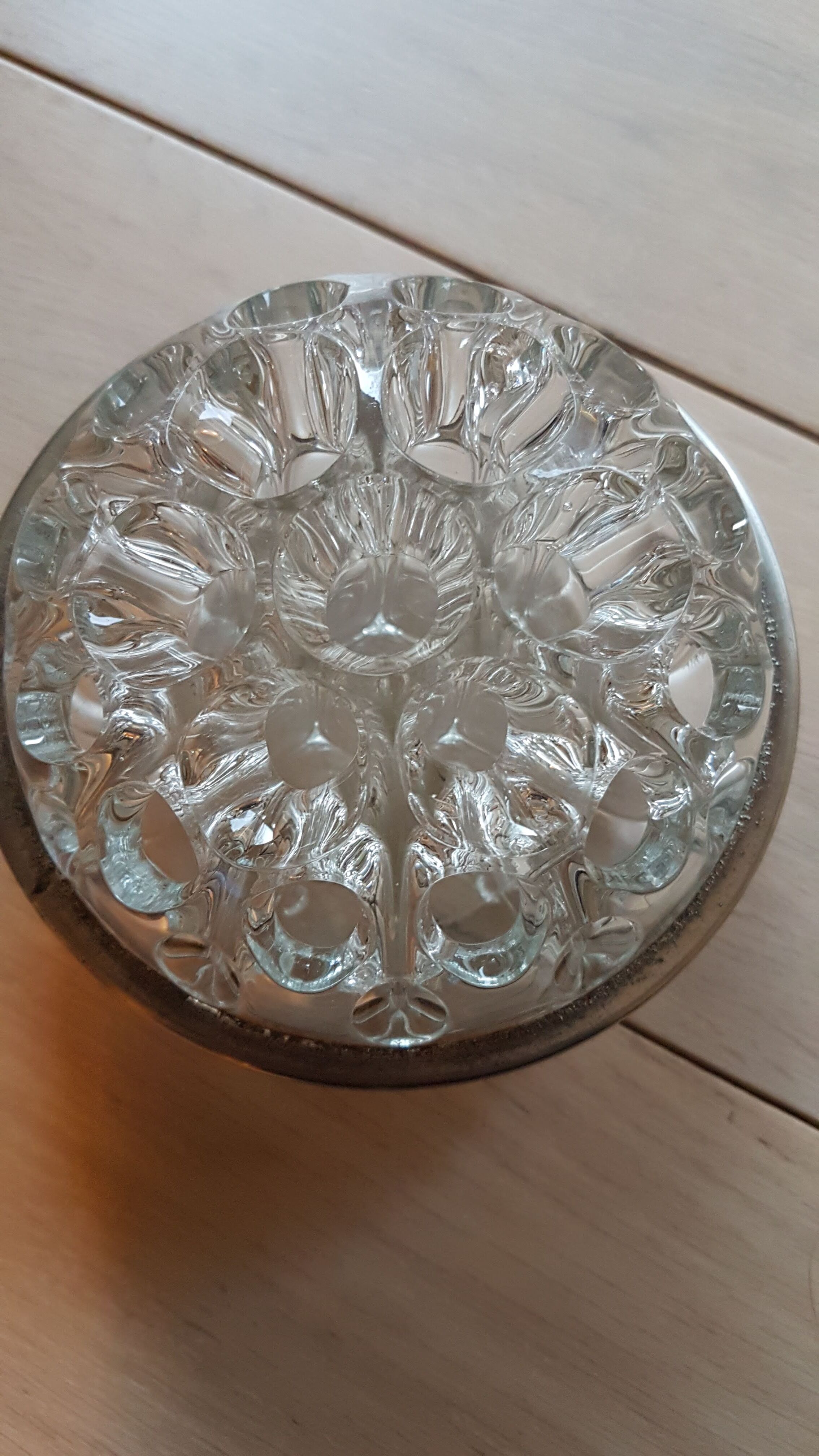 Vase pique fleurs en verre et étain