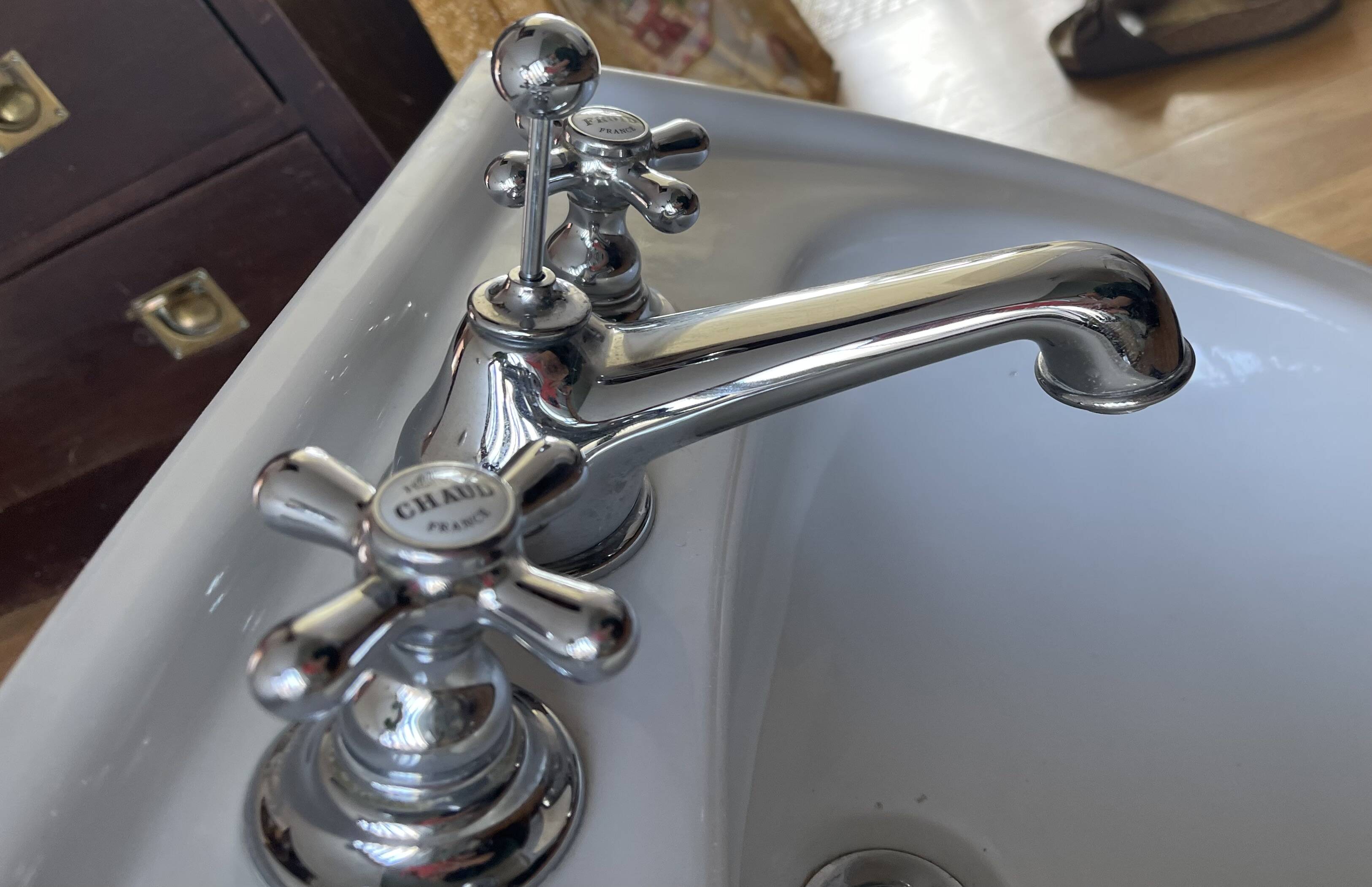 Ceramic sink