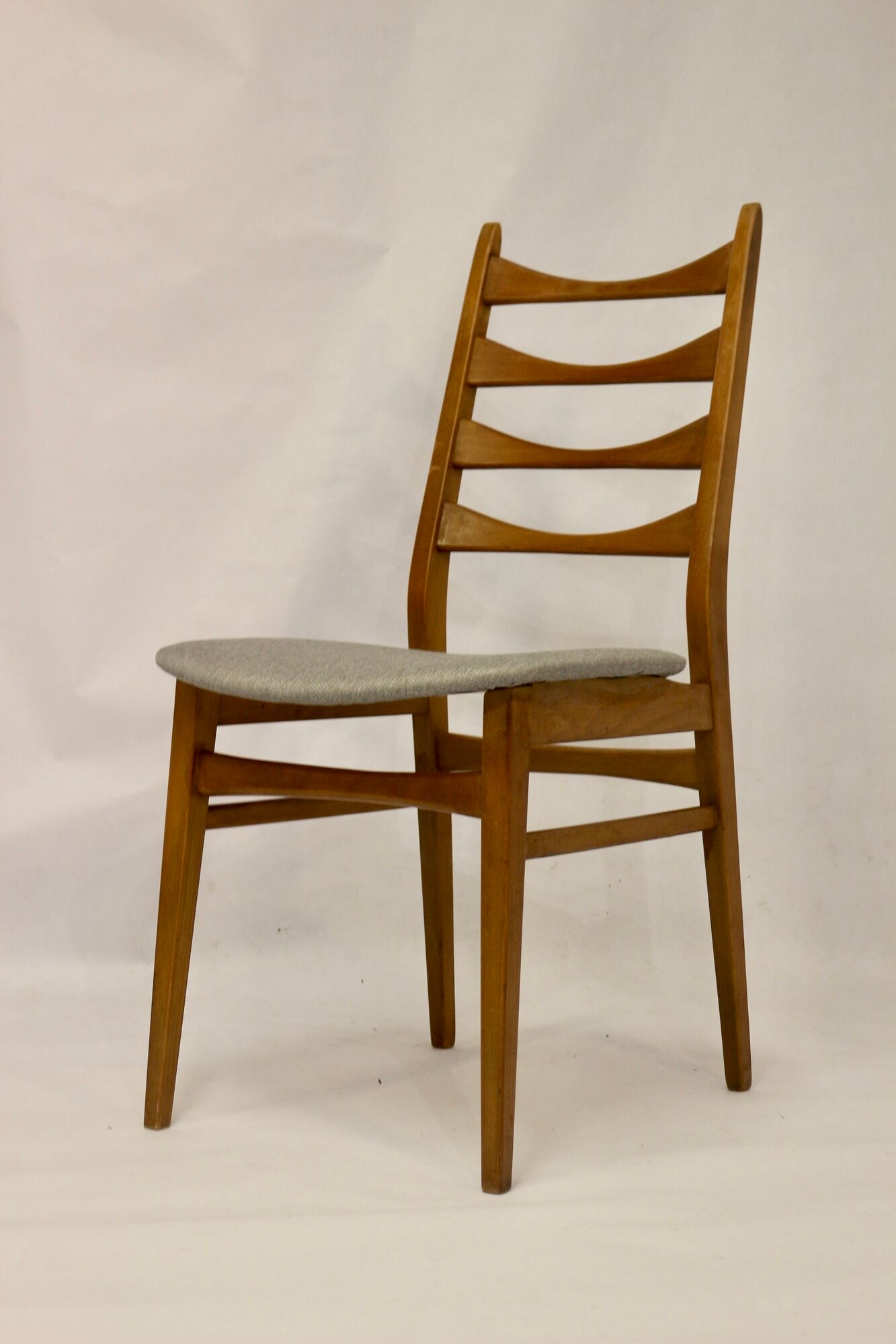Set of 4 Scandinavian chairs year 50-60 restored anti-stain fabric gray cloud.